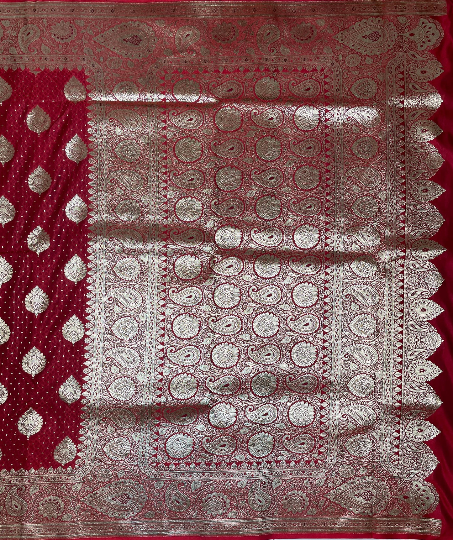 Maroon Katan Banarasi Saree with Silver Zari Floral Weaving And Grand Pallu B0571ds