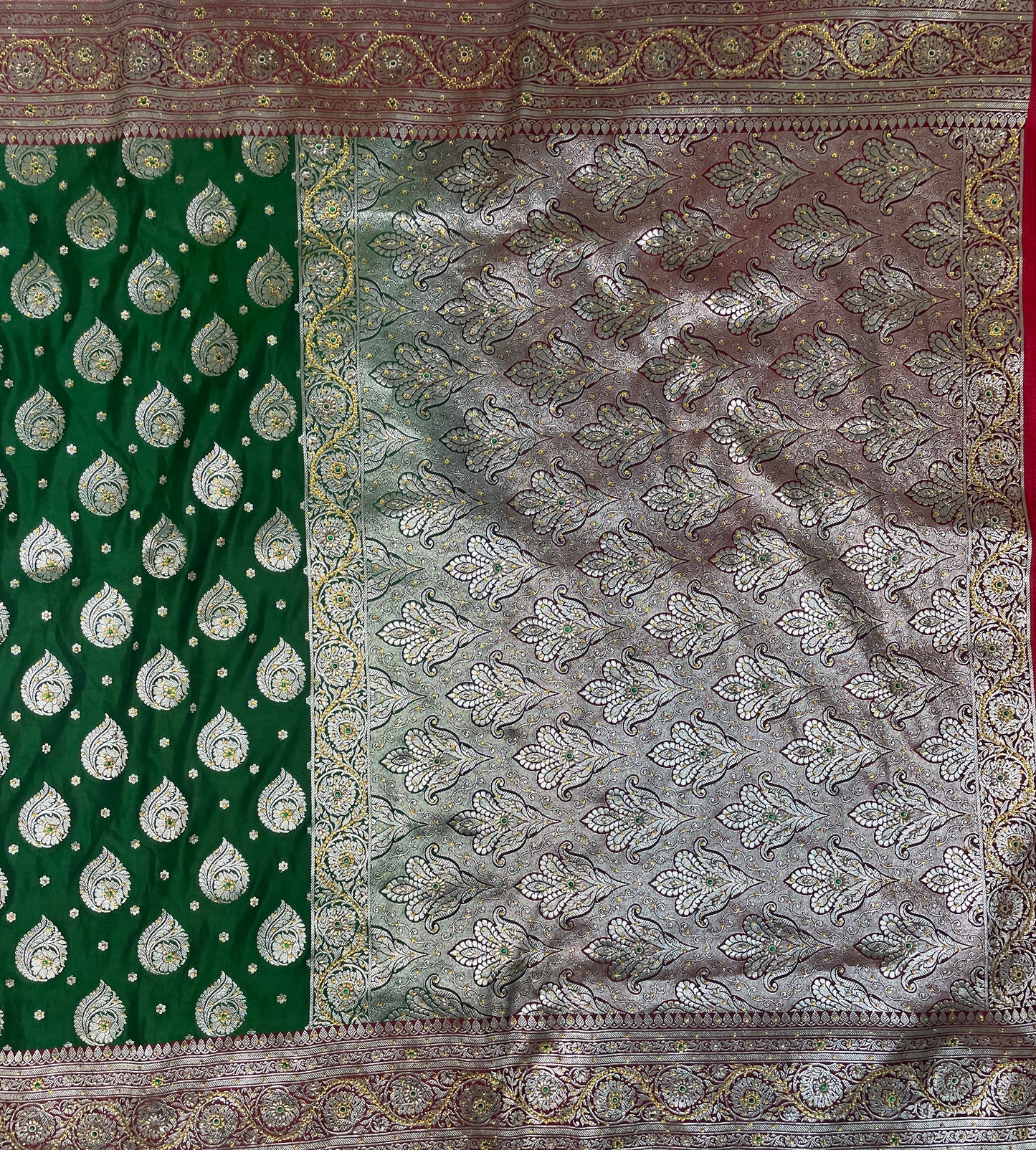 Dark Green And Red Katan Banarasi Saree with Silver Zari Floral Weaving And Grand Pallu B0574ds