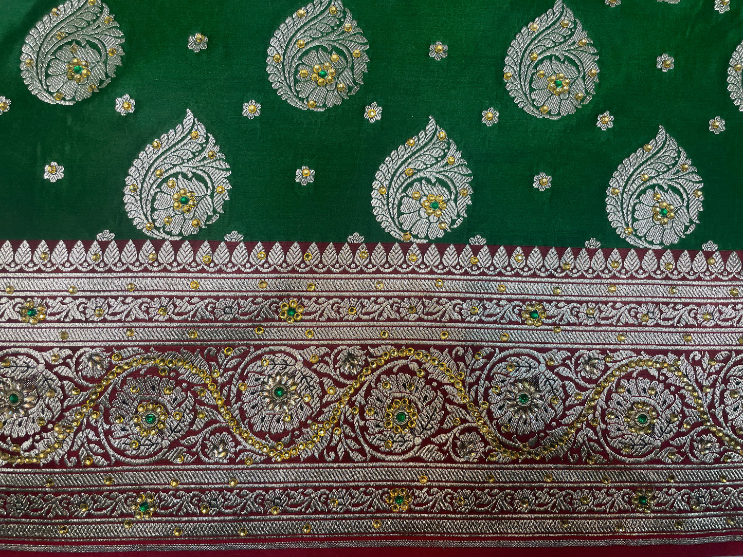 Dark Green And Red Katan Banarasi Saree with Silver Zari Floral Weaving And Grand Pallu B0574ds