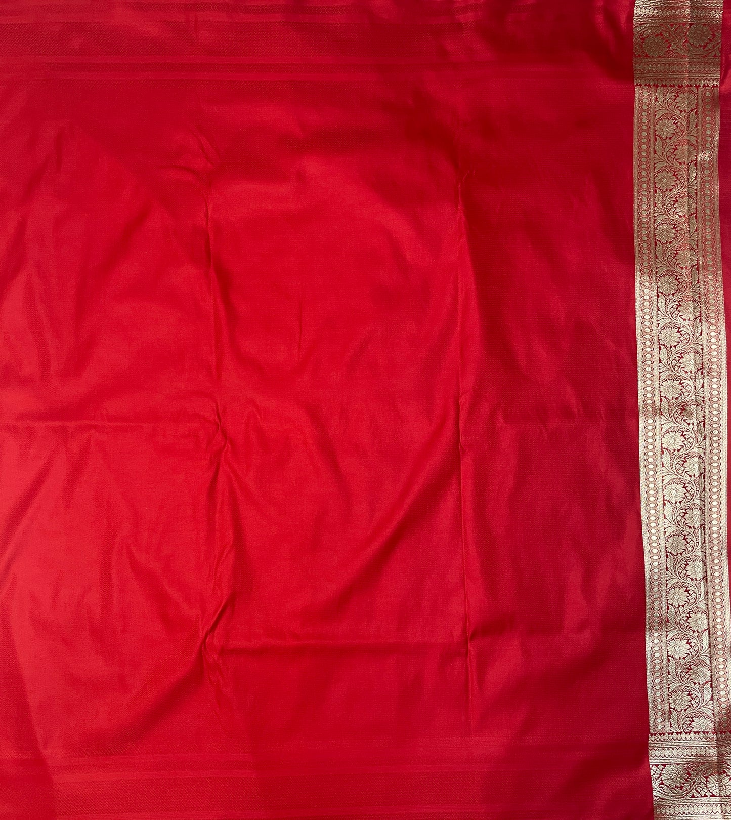 Red Katan Banarasi Saree with Silver Zari Floral Weaving And Grand Pallu B0580ds