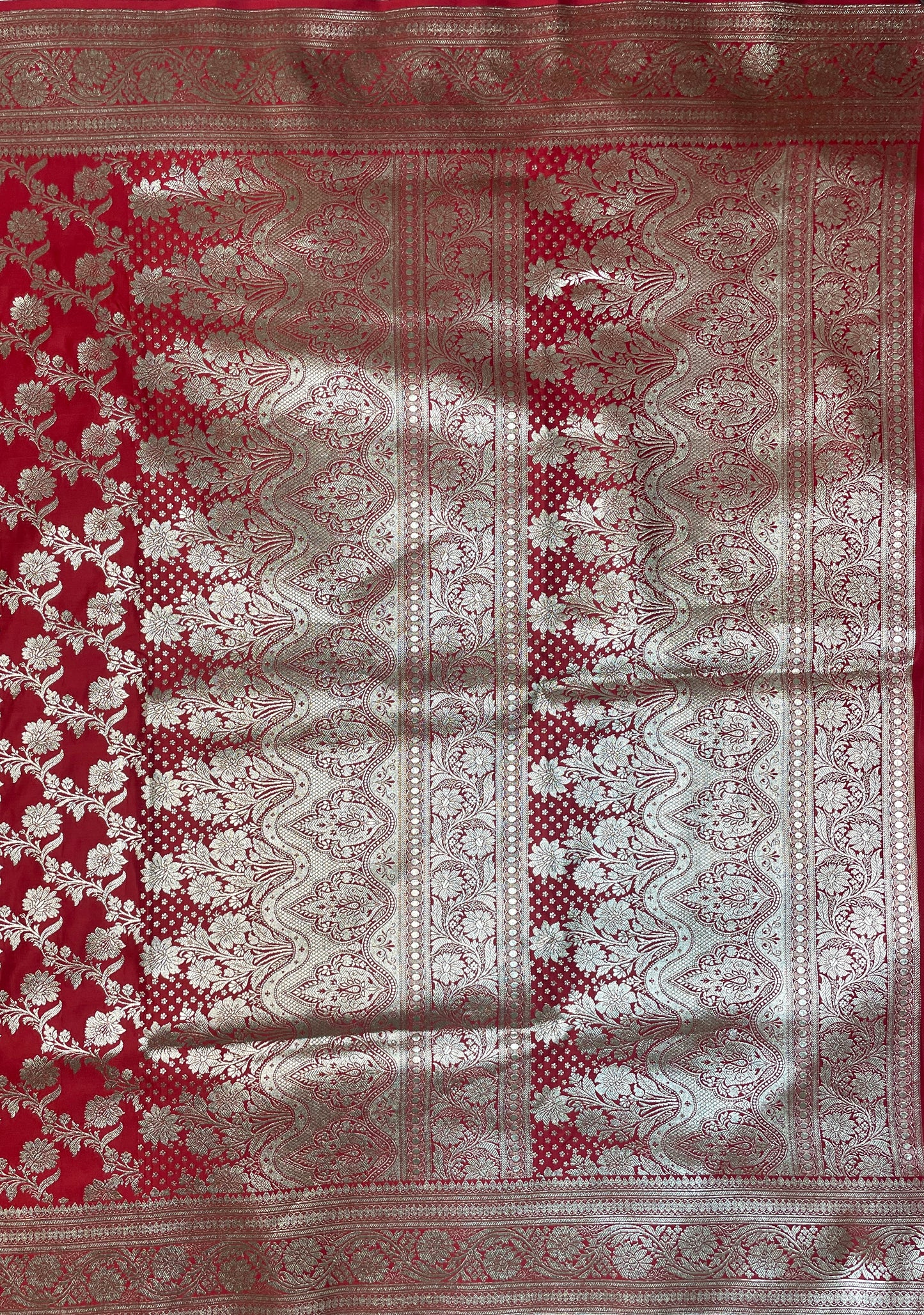 Red Katan Banarasi Saree with Silver Zari Floral Weaving And Grand Pallu B0580ds