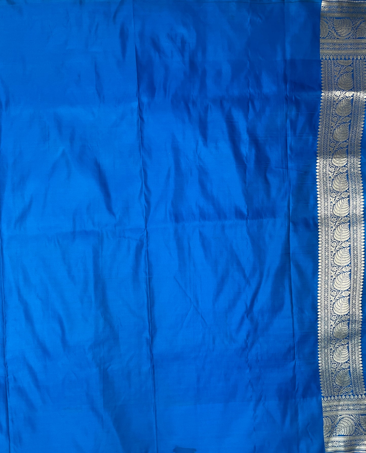 Maroon And Blue Katan Banarasi Saree with Silver Zari Floral Weaving And Grand Pallu B0581ds