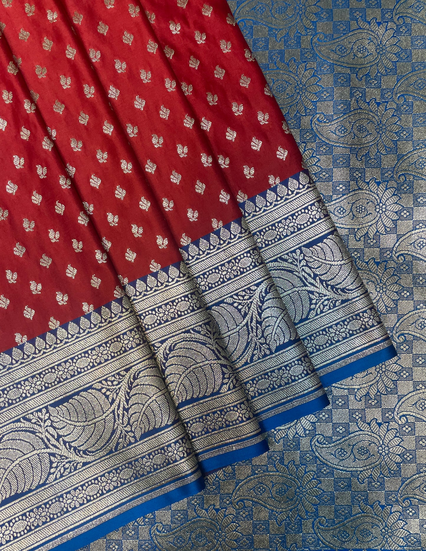 Maroon And Blue Katan Banarasi Saree with Silver Zari Floral Weaving And Grand Pallu B0581ds