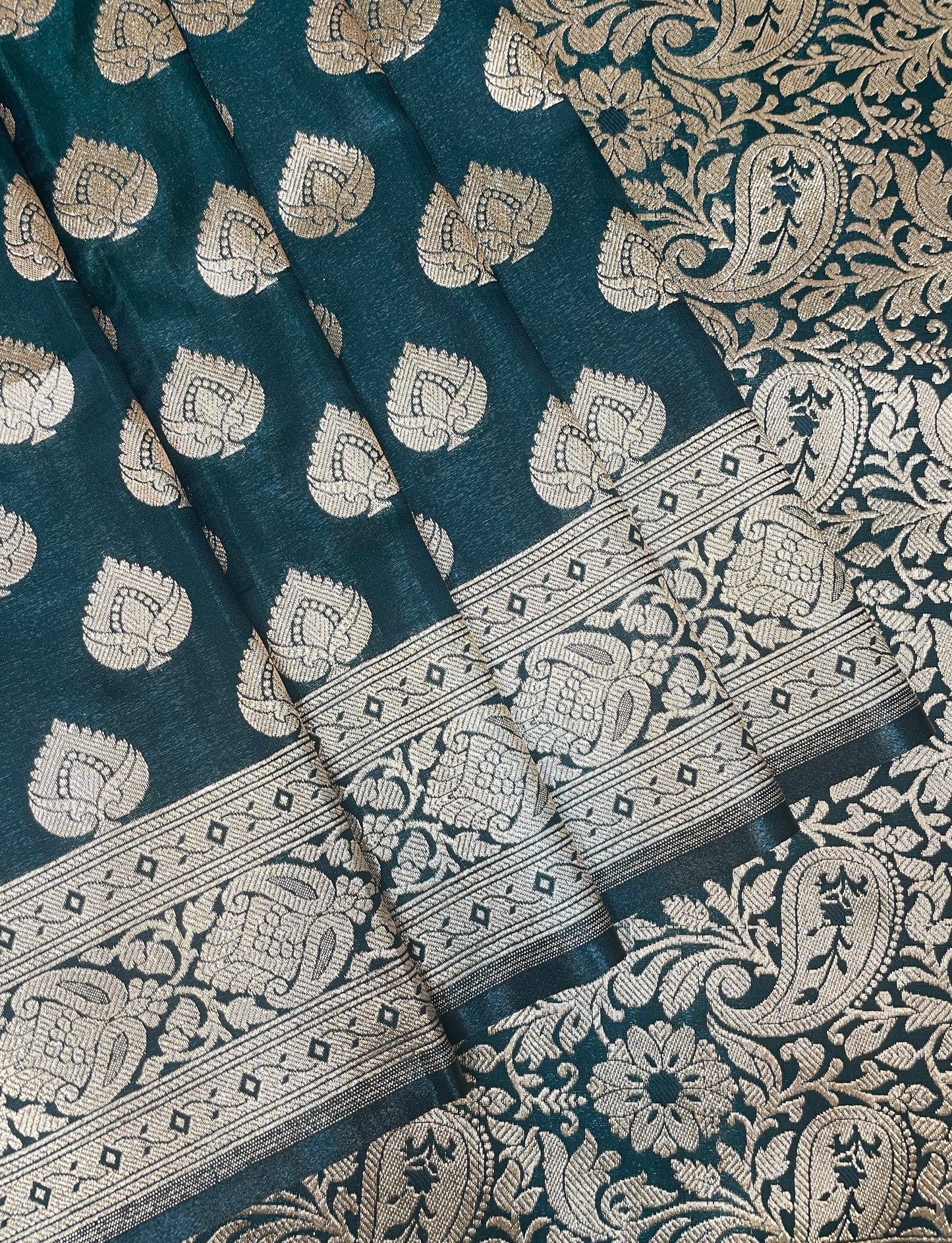 Dark Green And Red Katan Banarasi Saree with Silver Zari Floral Weaving And Grand Pallu B0585ds