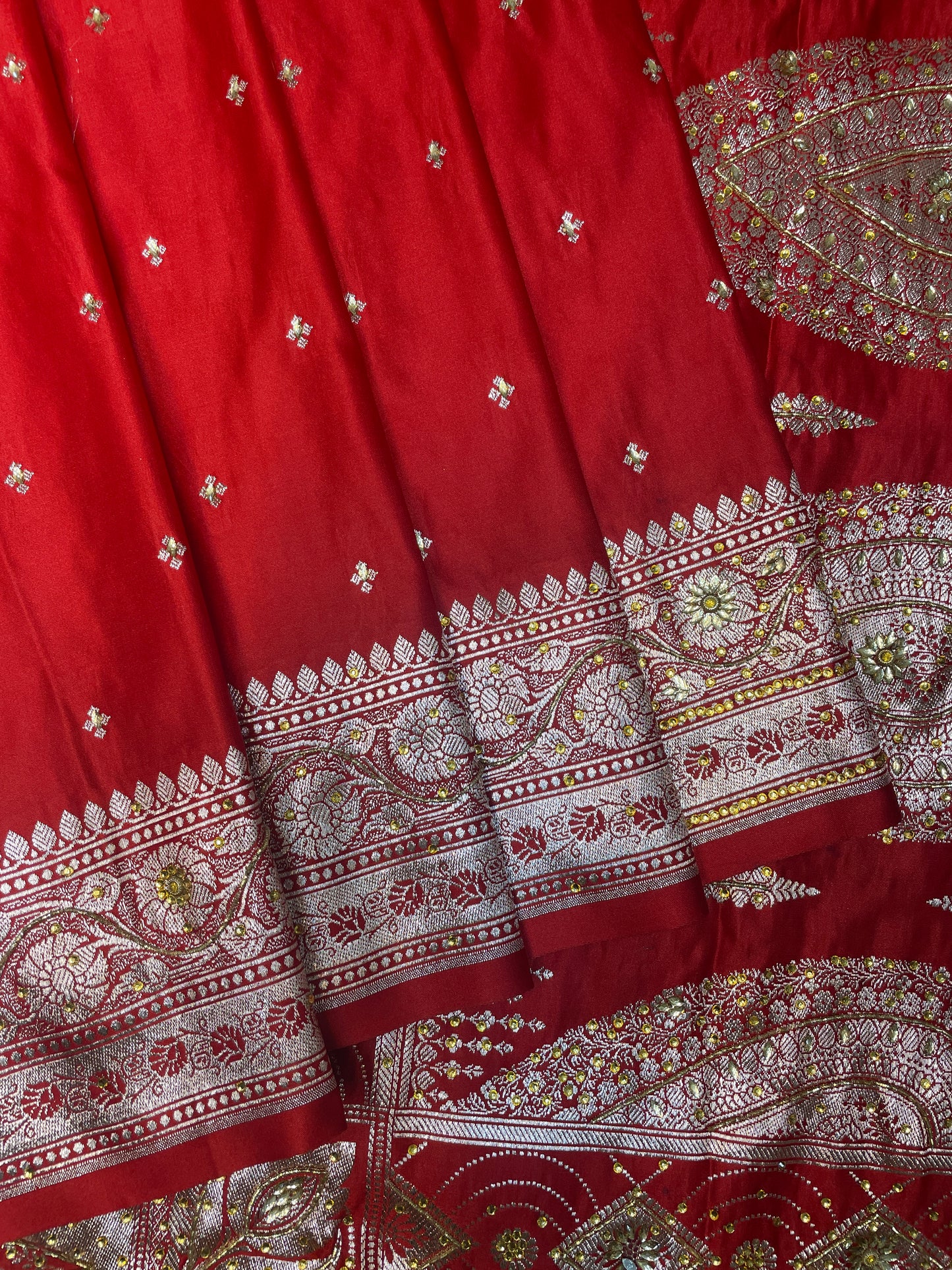 light Red Katan Banarasi Saree with Silver Zari Floral Weaving And Grand Pallu B0609ds