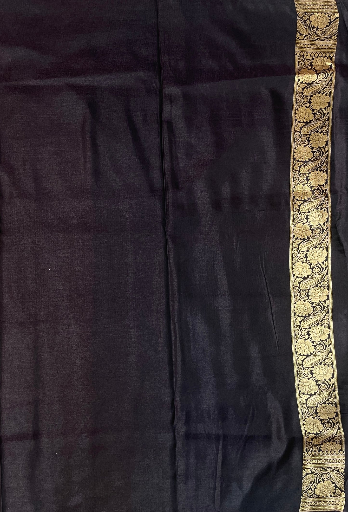 Deep Navy Blue Katan Banarasi Saree with Silver Zari Floral Weaving And Grand Pallu B0588ds