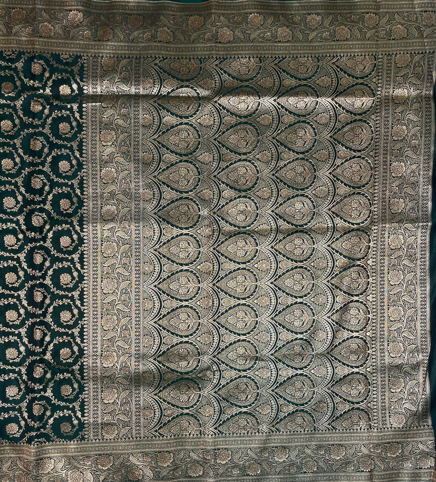 Dark Green Katan Banarasi Saree with Silver Zari Floral Weaving And Grand Pallu B0592ds