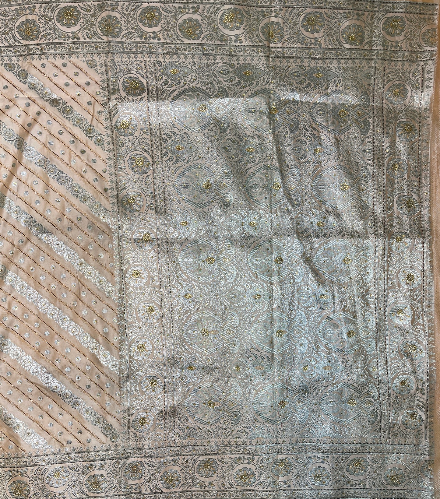 Cream Katan Banarasi Saree with Silver Zari Floral Weaving And Grand Pallu B0594ds