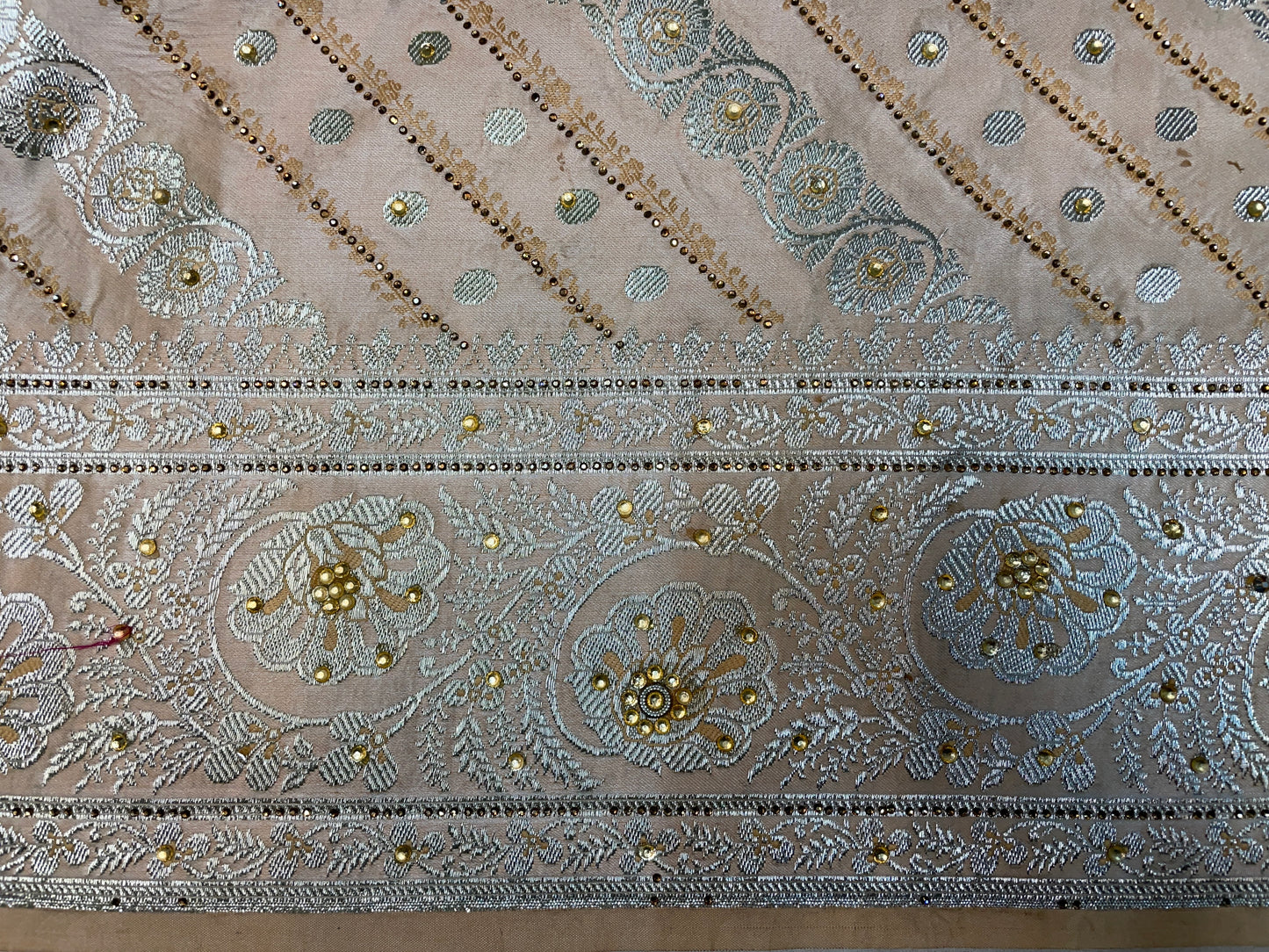Cream Katan Banarasi Saree with Silver Zari Floral Weaving And Grand Pallu B0594ds