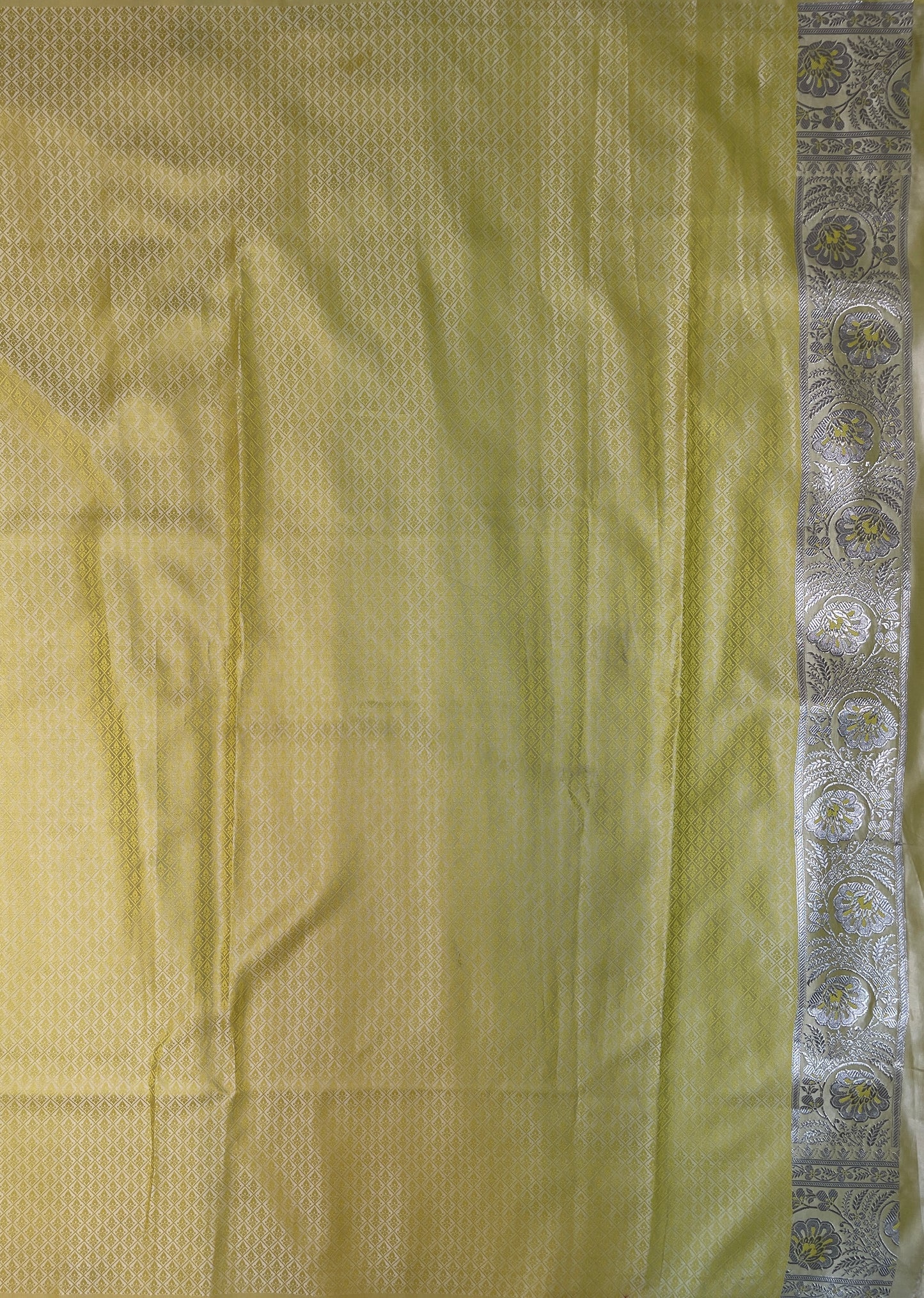Yellow Katan Banarasi Saree with Silver Zari Floral Weaving And Grand Pallu B0598ds