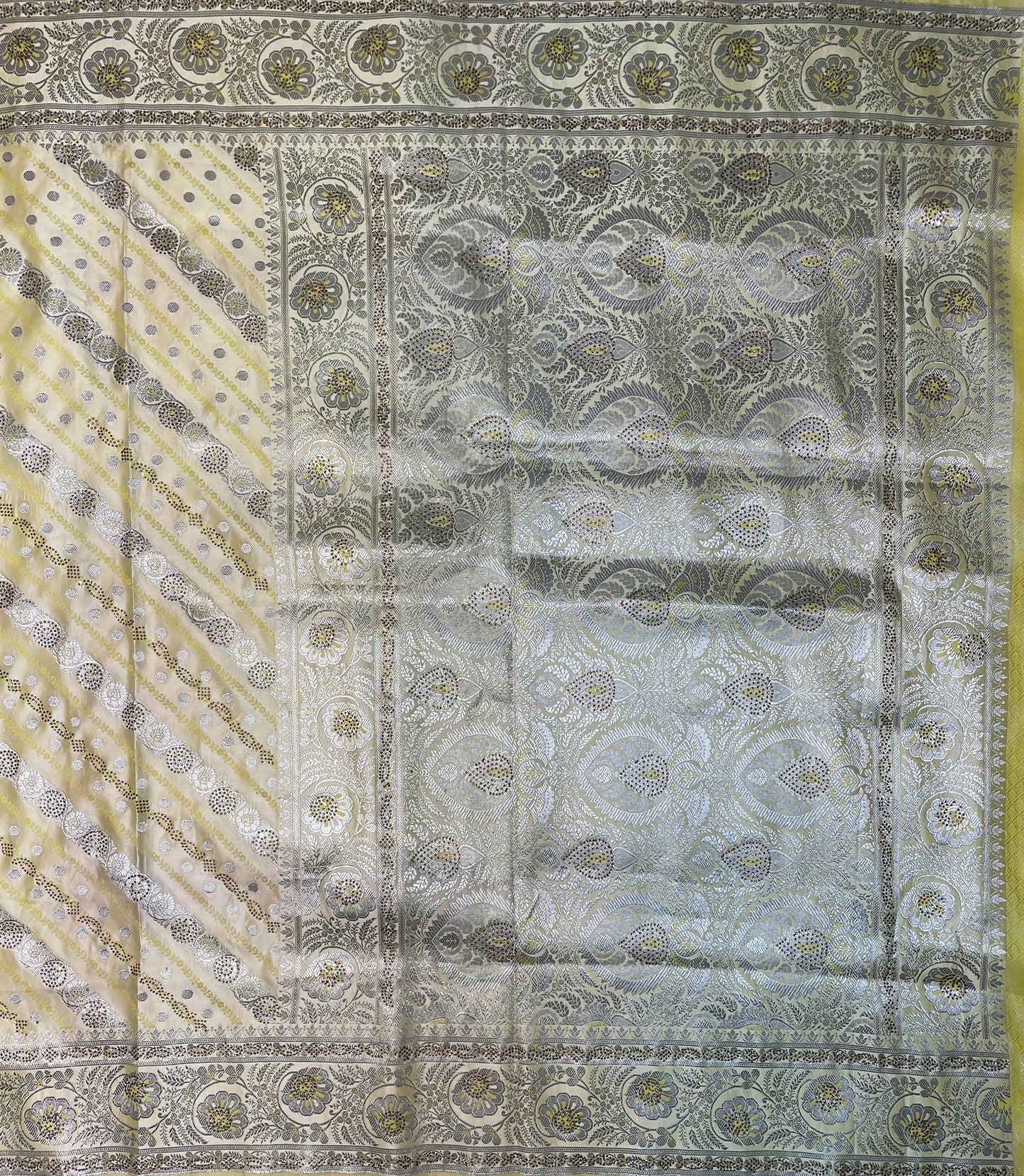 Yellow Katan Banarasi Saree with Silver Zari Floral Weaving And Grand Pallu B0598ds