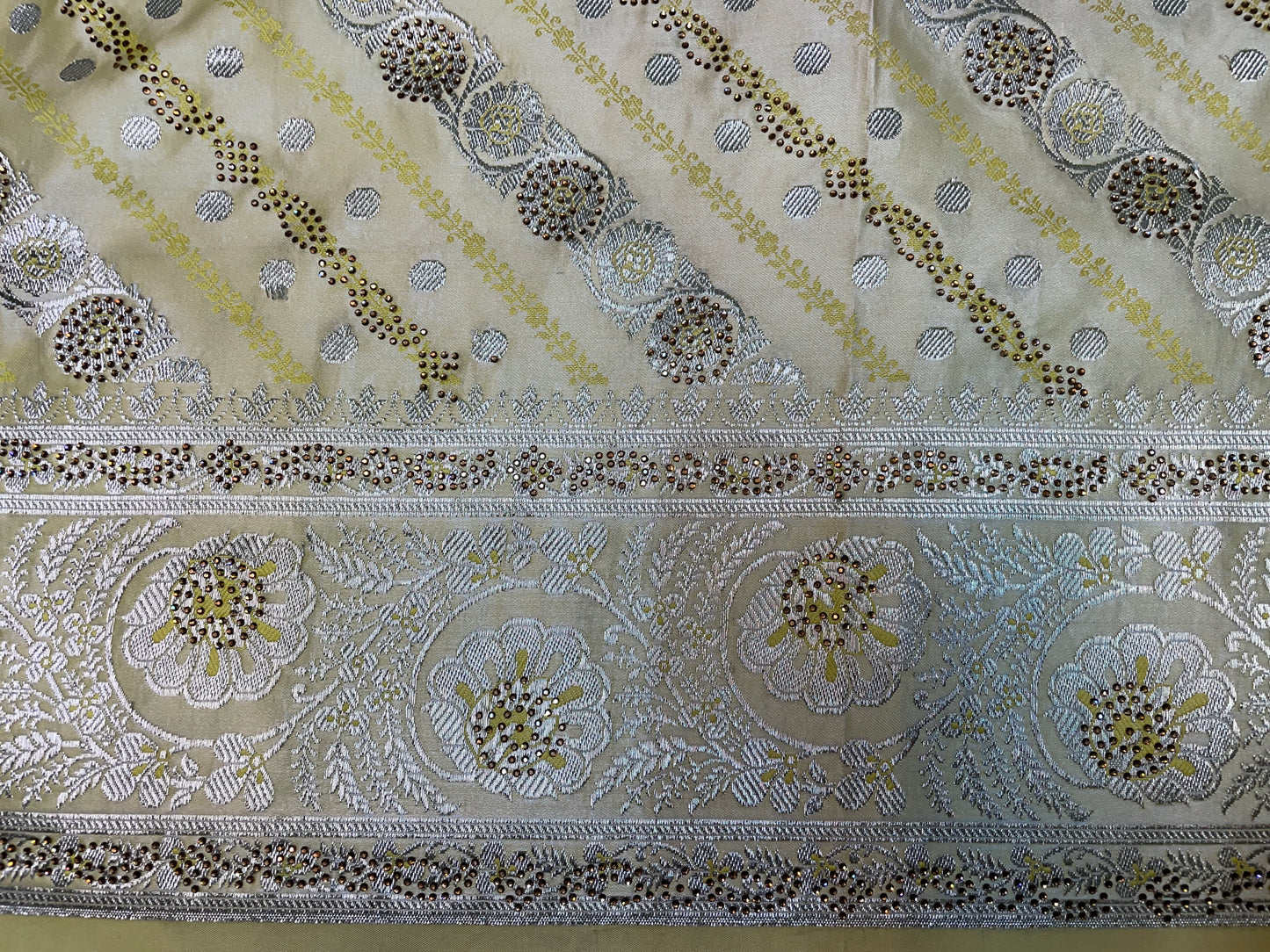 Yellow Katan Banarasi Saree with Silver Zari Floral Weaving And Grand Pallu B0598ds