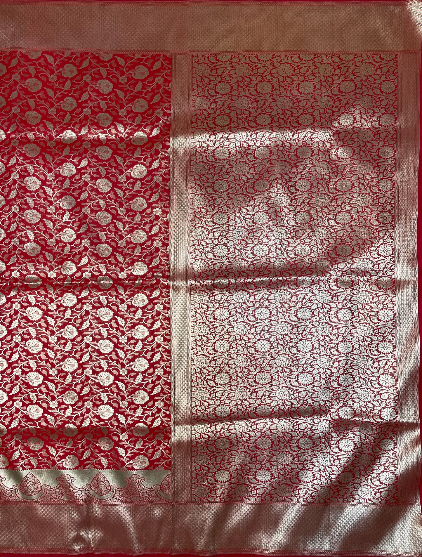 Red Katan Banarasi Saree with Silver Zari Floral Weaving And Grand Pallu B0600ds