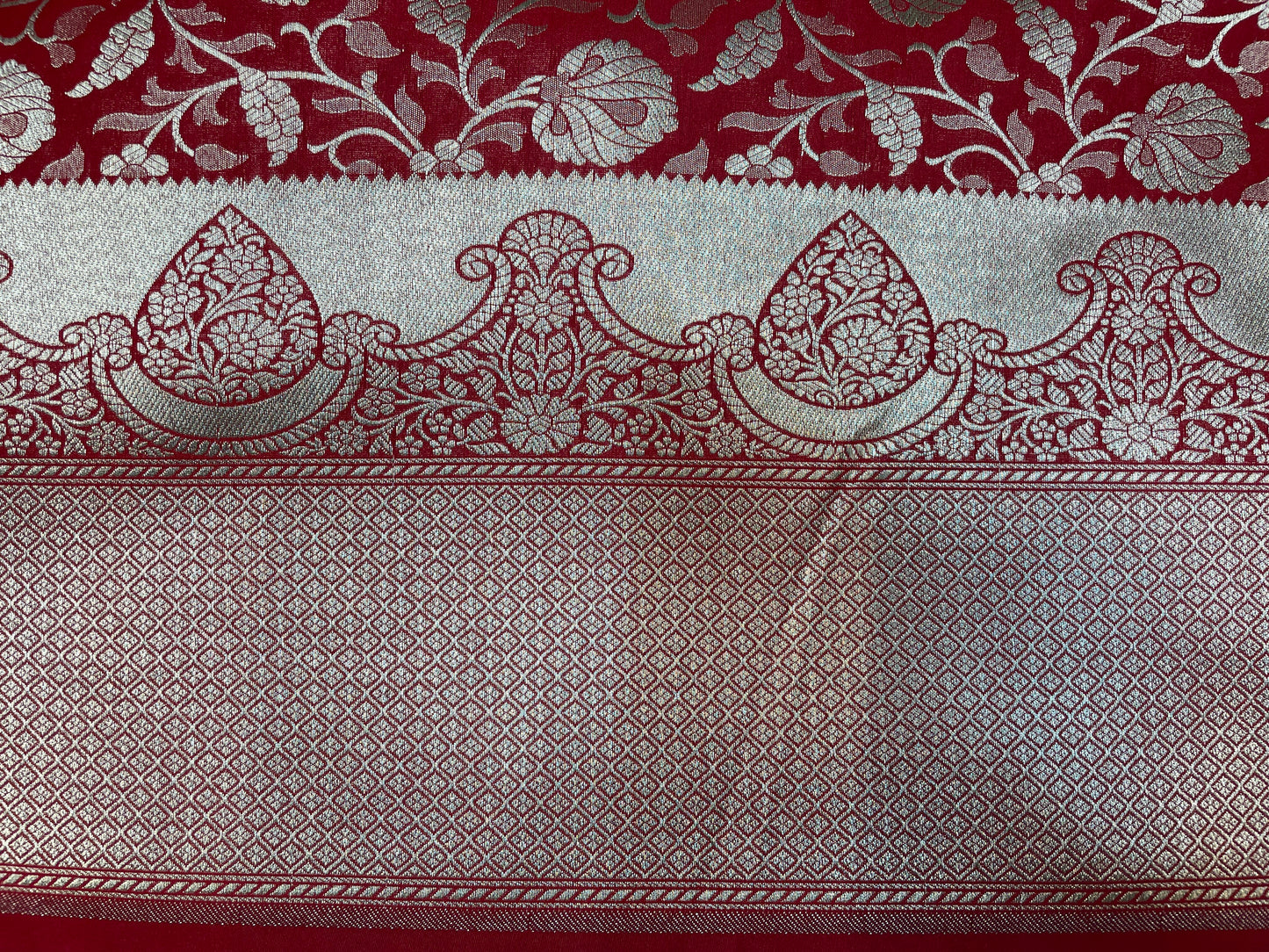 Red Katan Banarasi Saree with Silver Zari Floral Weaving And Grand Pallu B0600ds