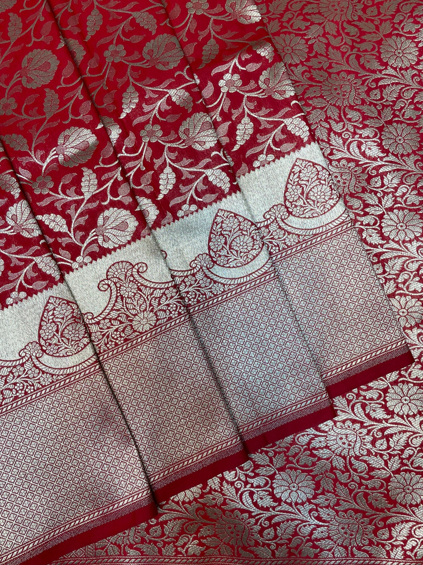 Red Katan Banarasi Saree with Silver Zari Floral Weaving And Grand Pallu B0600ds