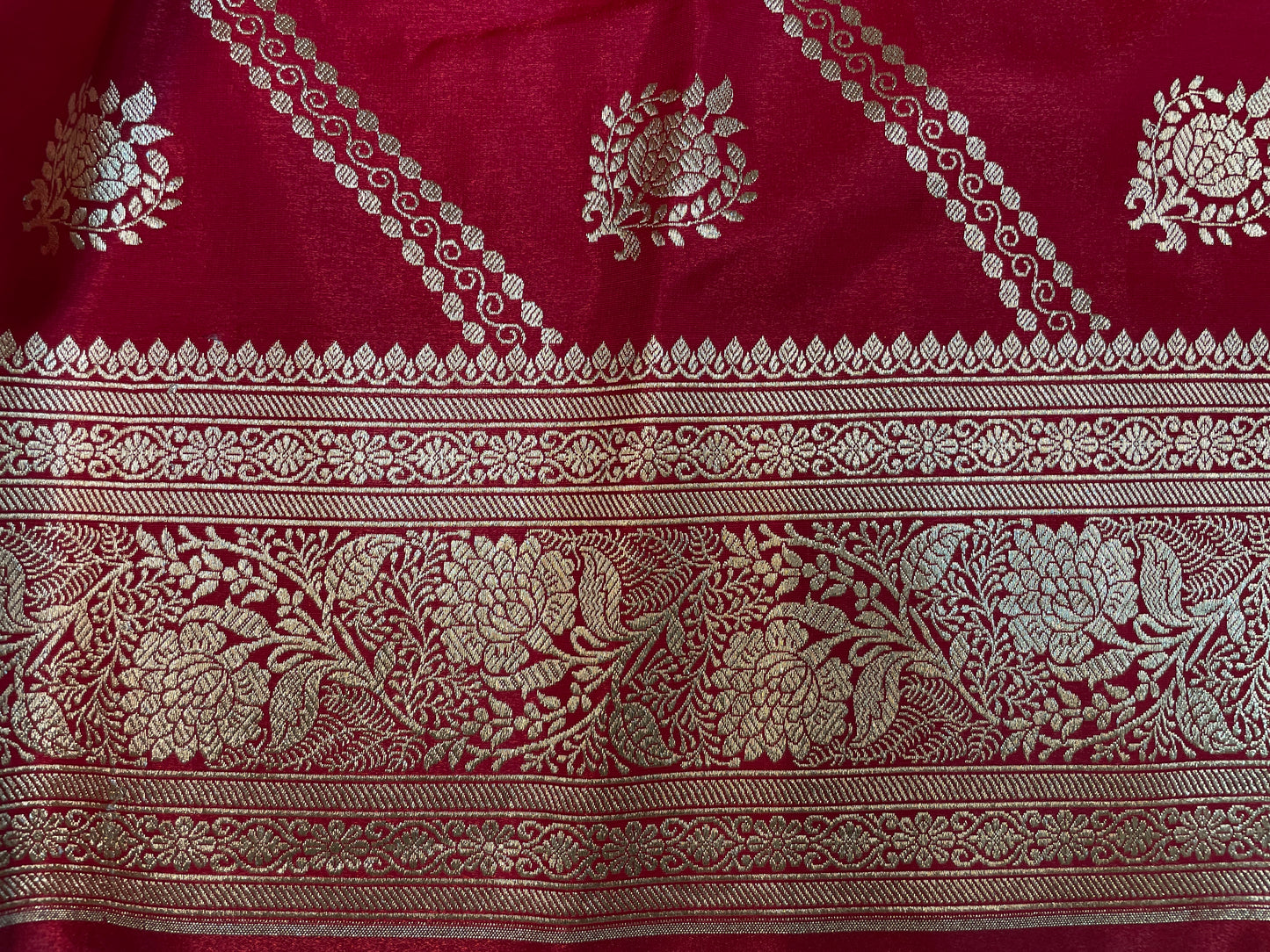 Red Katan Banarasi Saree with Silver Zari Floral Weaving And Grand Pallu B0617ds