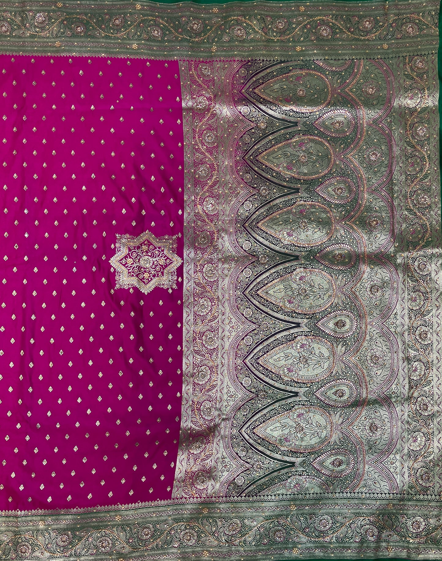 Pink And Green Katan Banarasi Saree with Silver Zari Floral Weaving And Grand Pallu B0619ds