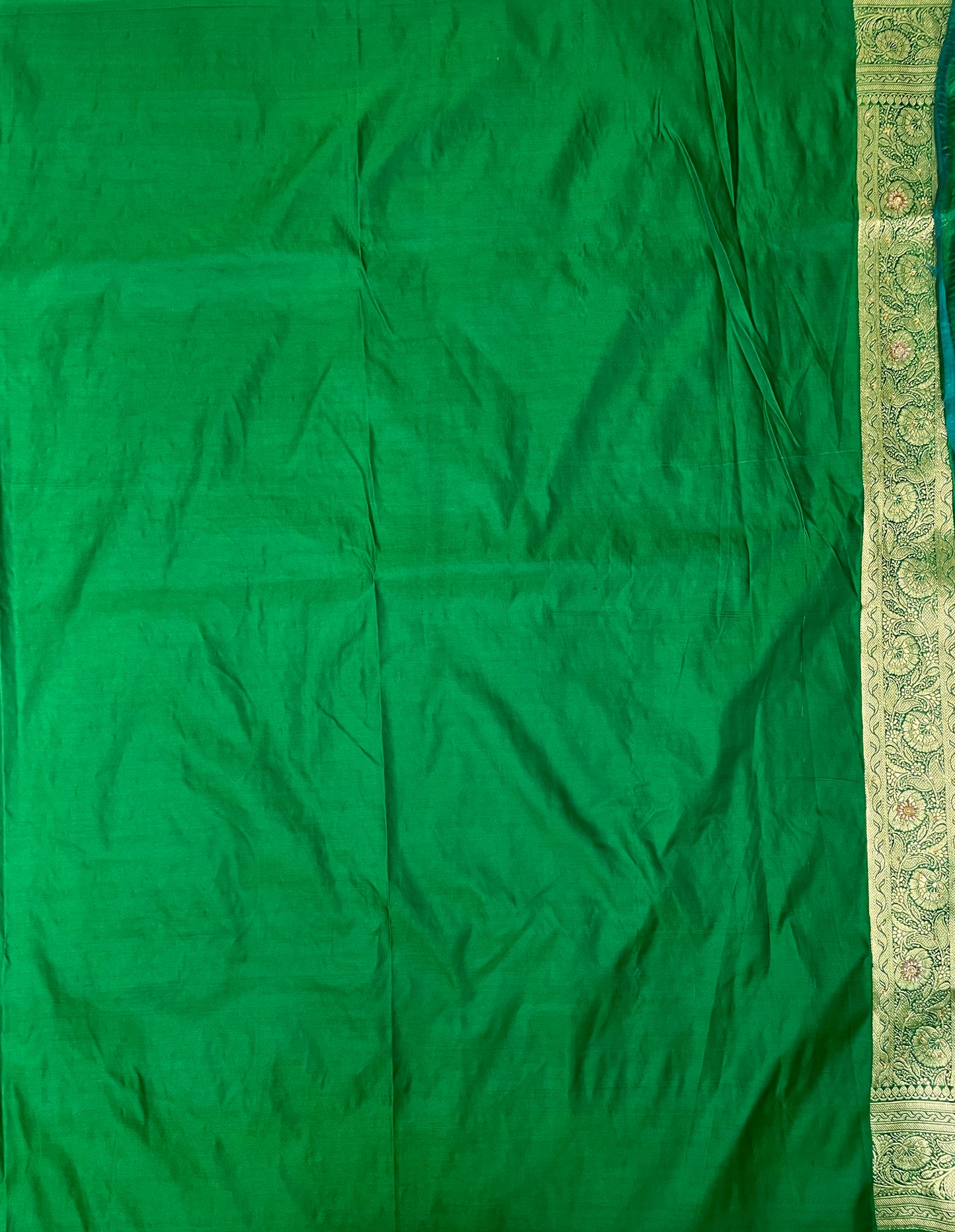 Maroon And Green Katan Banarasi Saree with Silver Zari Floral Weaving And Grand Pallu B0620ds
