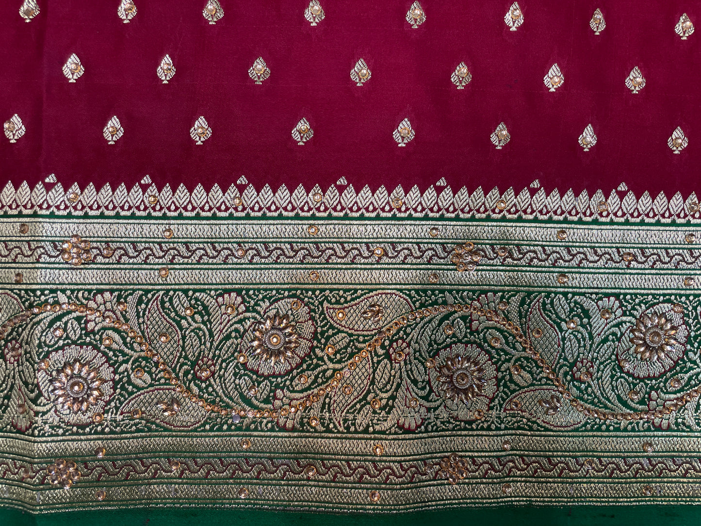 Maroon And Green Katan Banarasi Saree with Silver Zari Floral Weaving And Grand Pallu B0620ds