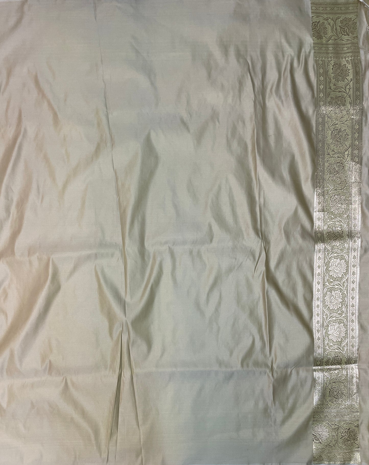 White Katan Banarasi Saree with Silver Zari Floral Weaving And Grand Pallu B0635ds