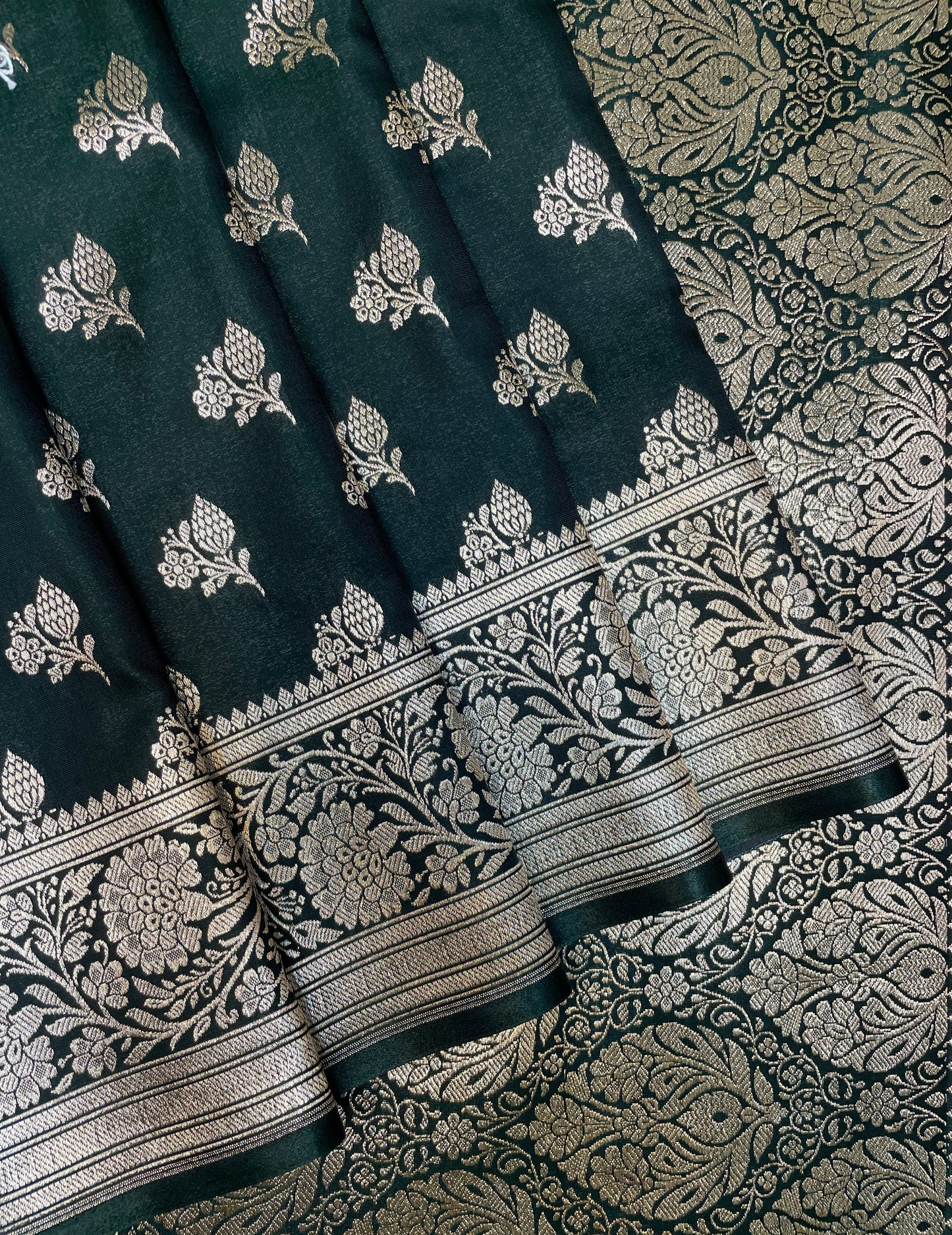 Dark Green Katan Banarasi Saree with Gold Zari Floral Weaving And Grand Pallu B0662ds