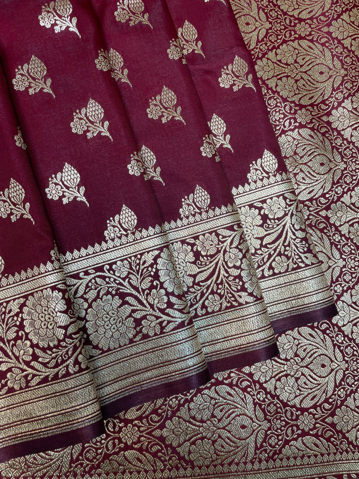 Maroon Katan Banarasi Saree with Gold Zari Floral Weaving And Grand Pallu B0665ds