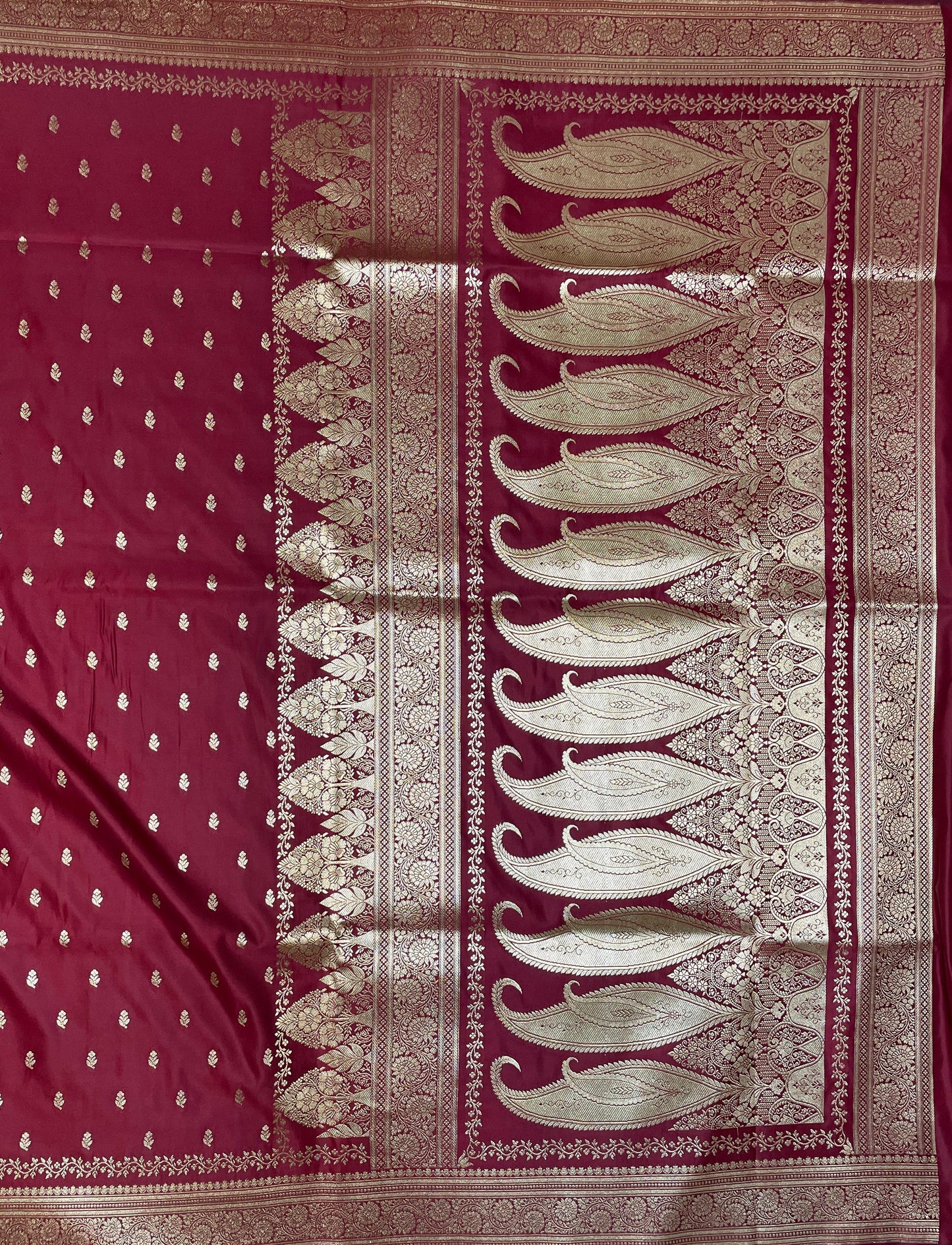 Maroon Katan Banarasi Saree with Gold Zari Floral Weaving And Grand Pallu B0654ds