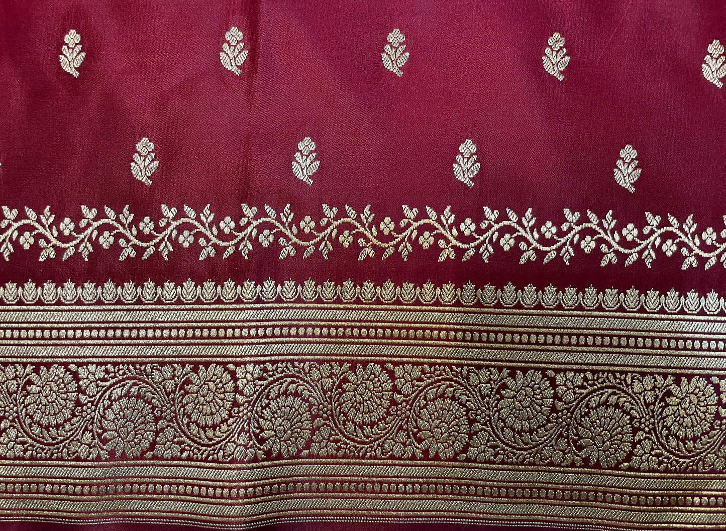 Maroon Katan Banarasi Saree with Gold Zari Floral Weaving And Grand Pallu B0654ds