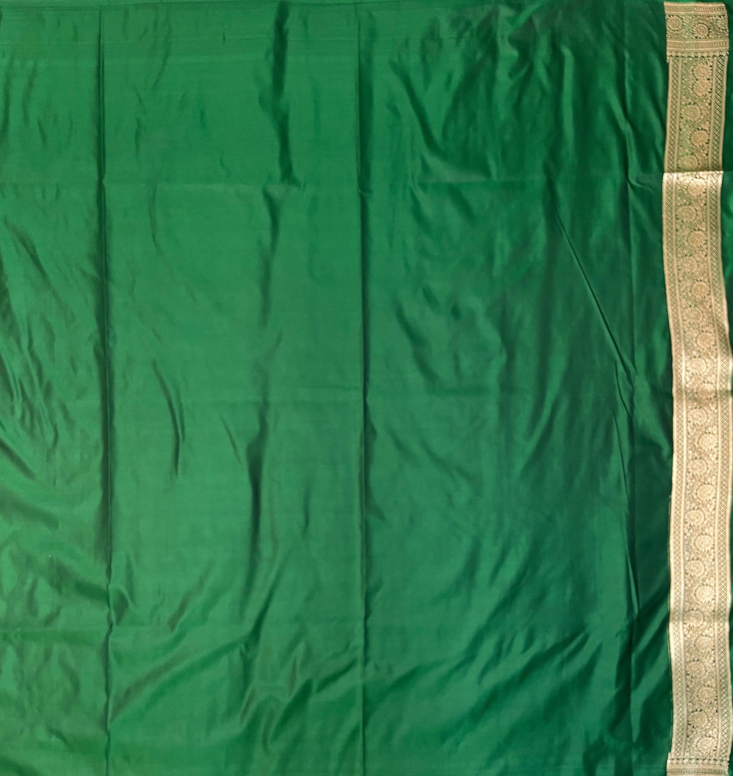 Green Banarasi Saree with Gold Zari Floral Weaving And Grand Pallu B0659ds