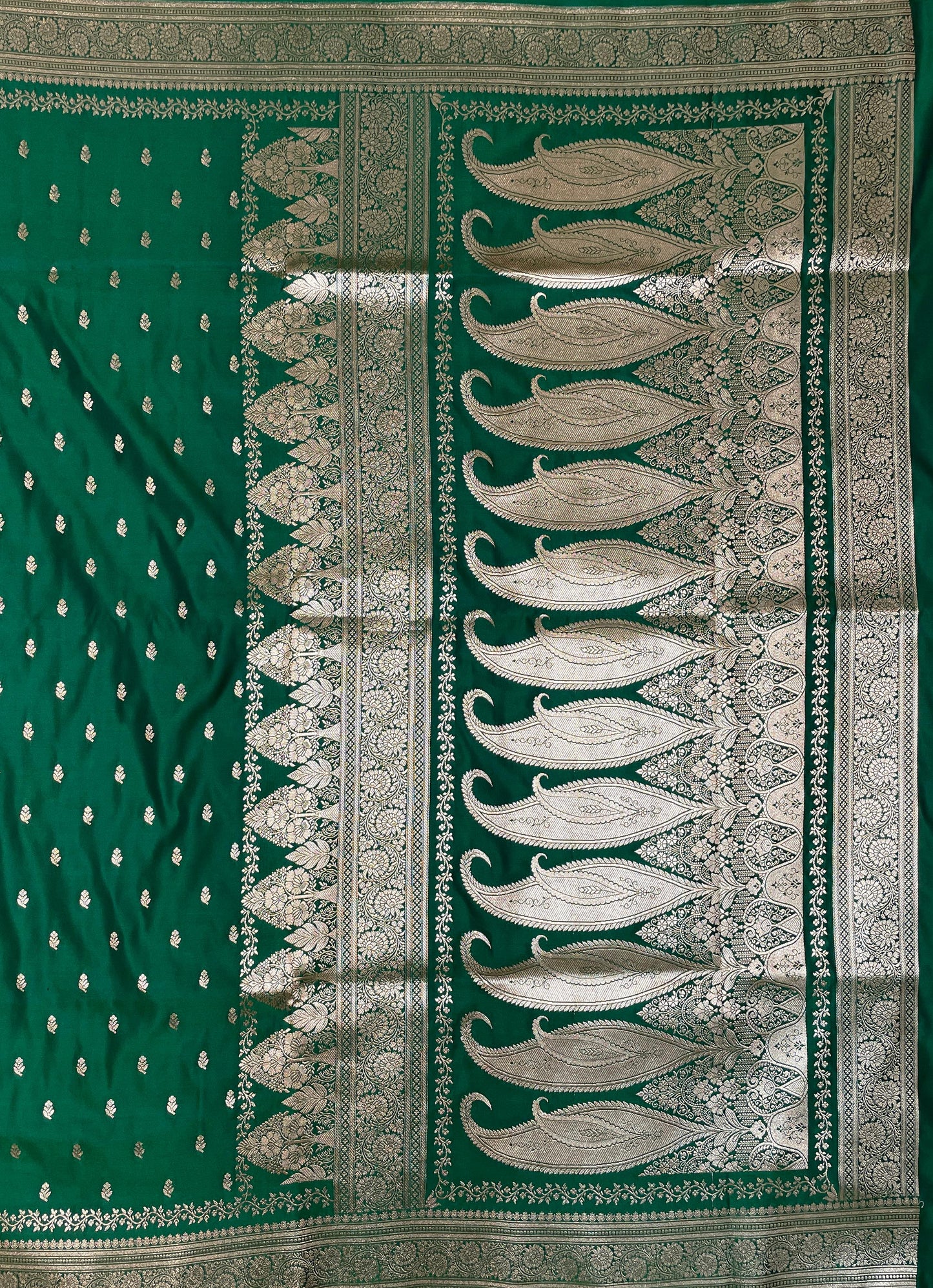 Green Banarasi Saree with Gold Zari Floral Weaving And Grand Pallu B0659ds