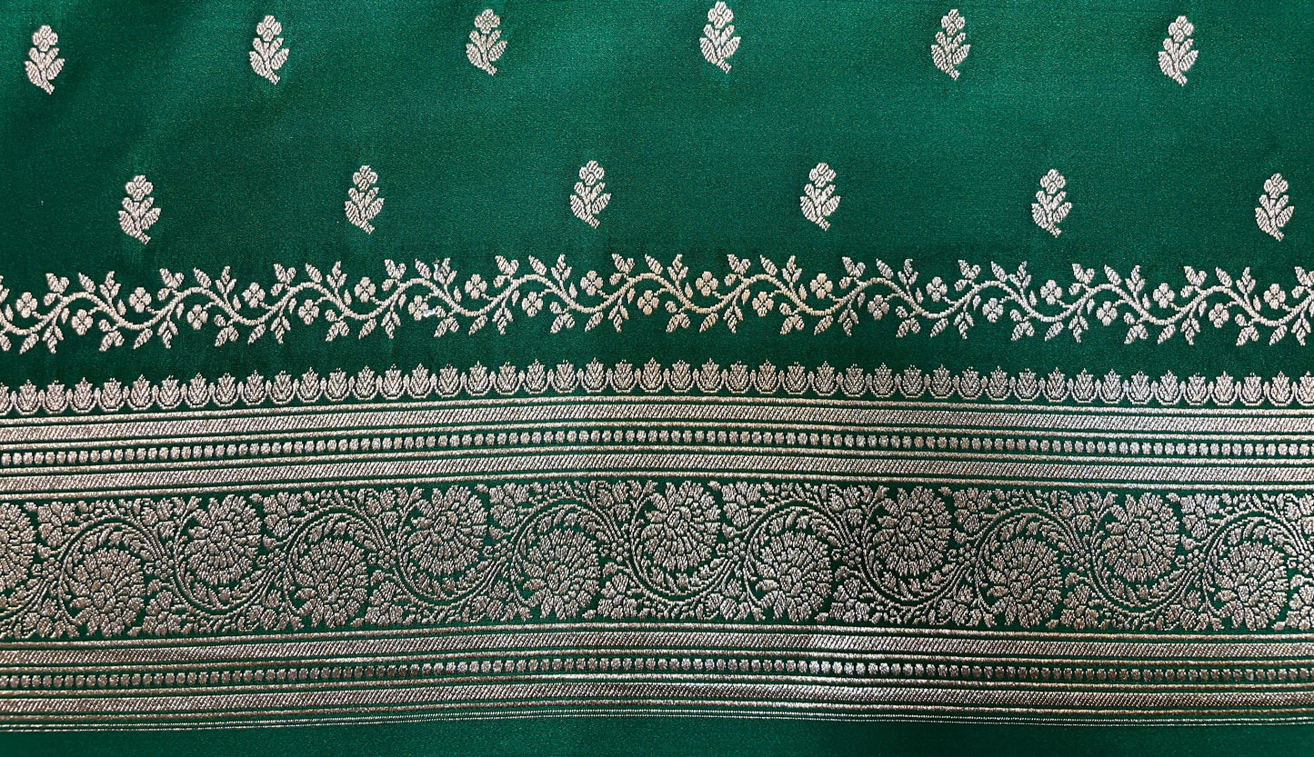 Green Banarasi Saree with Gold Zari Floral Weaving And Grand Pallu B0659ds