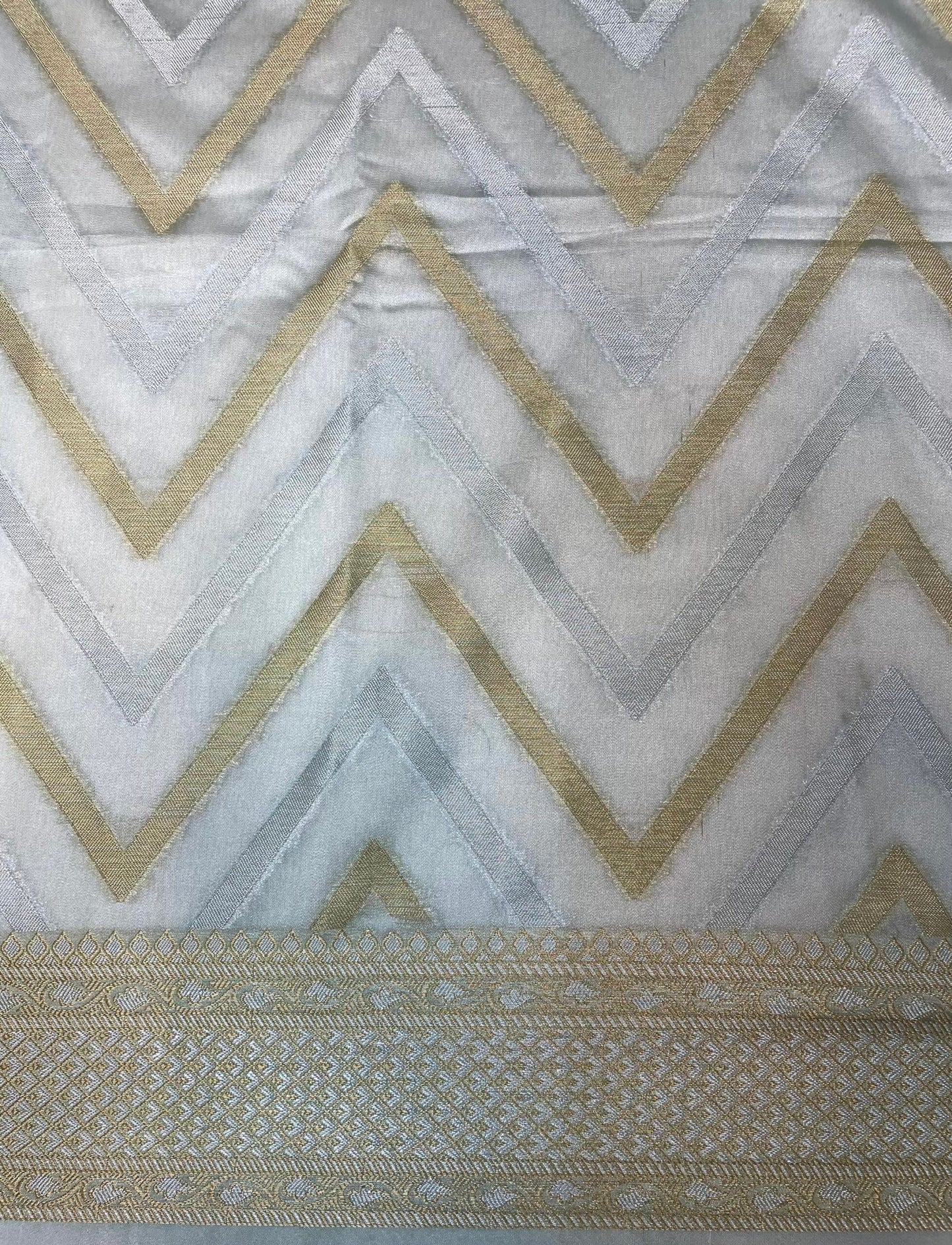 Grey Banaras Georgette Silk with Zari Lines with Intricate Border and Pallu Design b0115ds