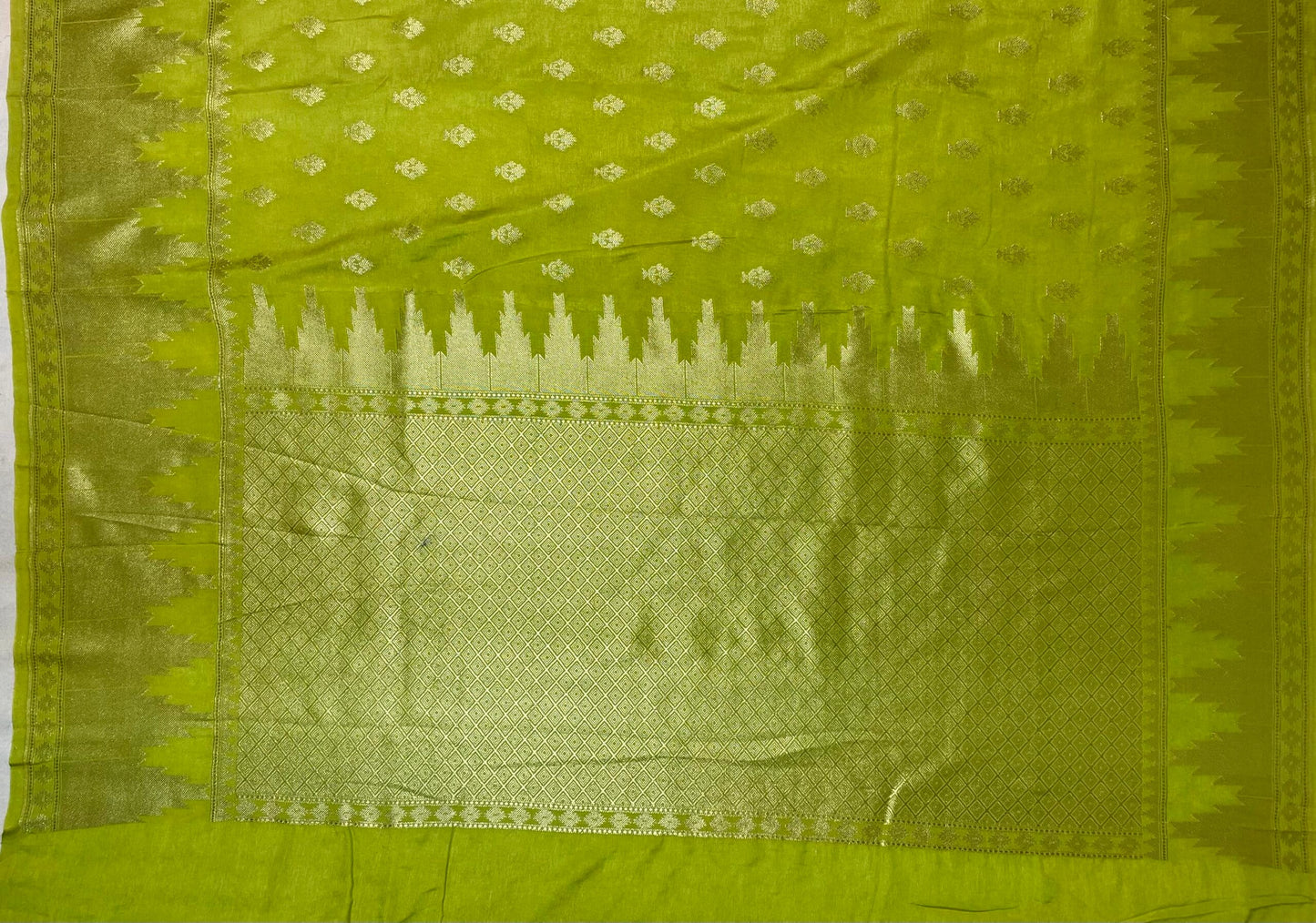 Green Banaras Munga Saree with Temple Border and Body Butta Design b0133ds