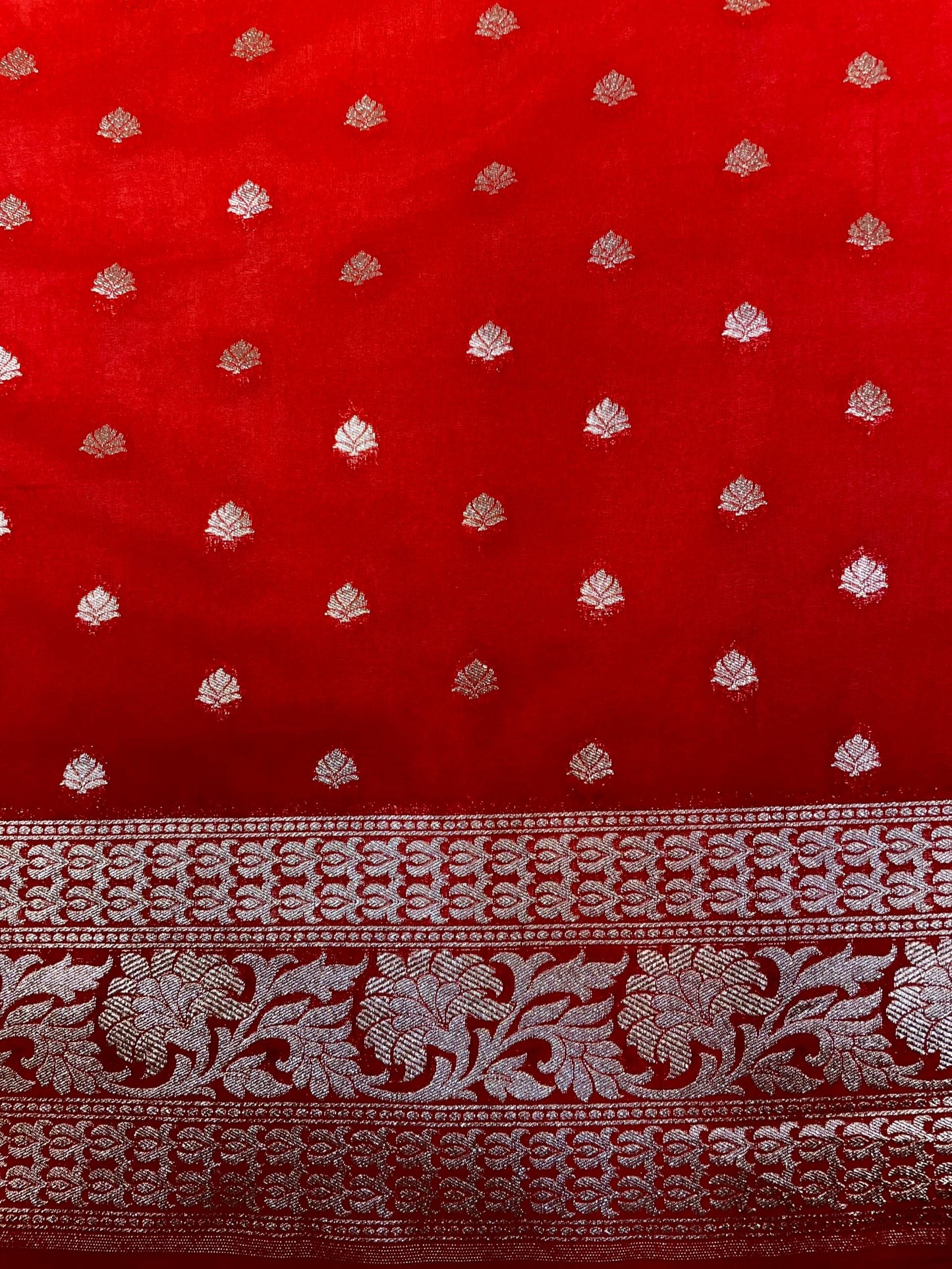 Red Banaras Georgette with Half and Half Dyed Body and Intricate Border Pallu Design b0182ds