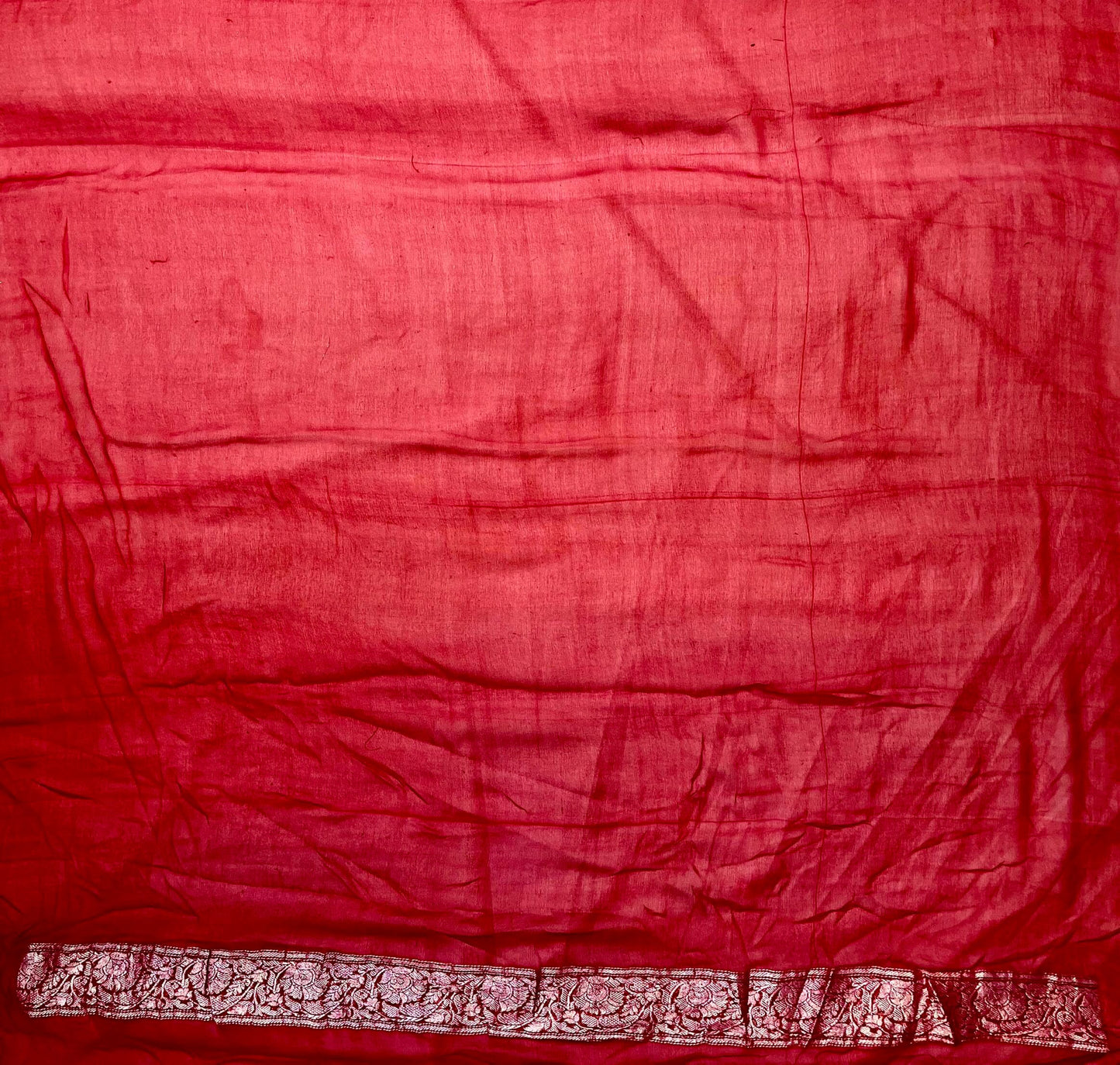 Red Handloom Banaras Chiffon Saree with Kadwa Buti Design b0423ds