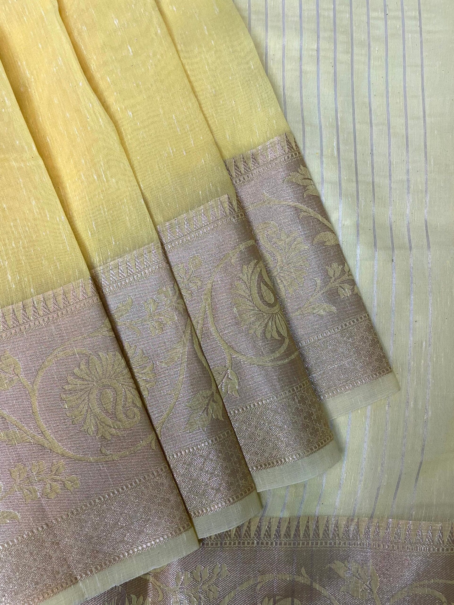 Fancy Raw Silk Saree with Intricate Border and Body Butta Design b0425ds