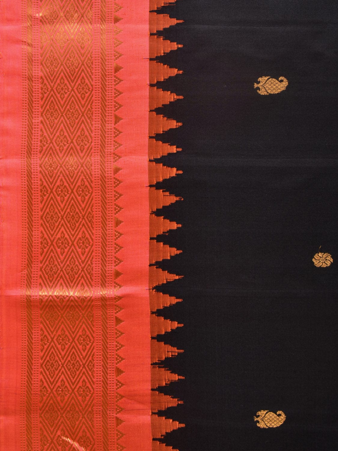 Black and Peach Gadwal Silk Handloom Saree with Mango Pallu and Border Design g0338
