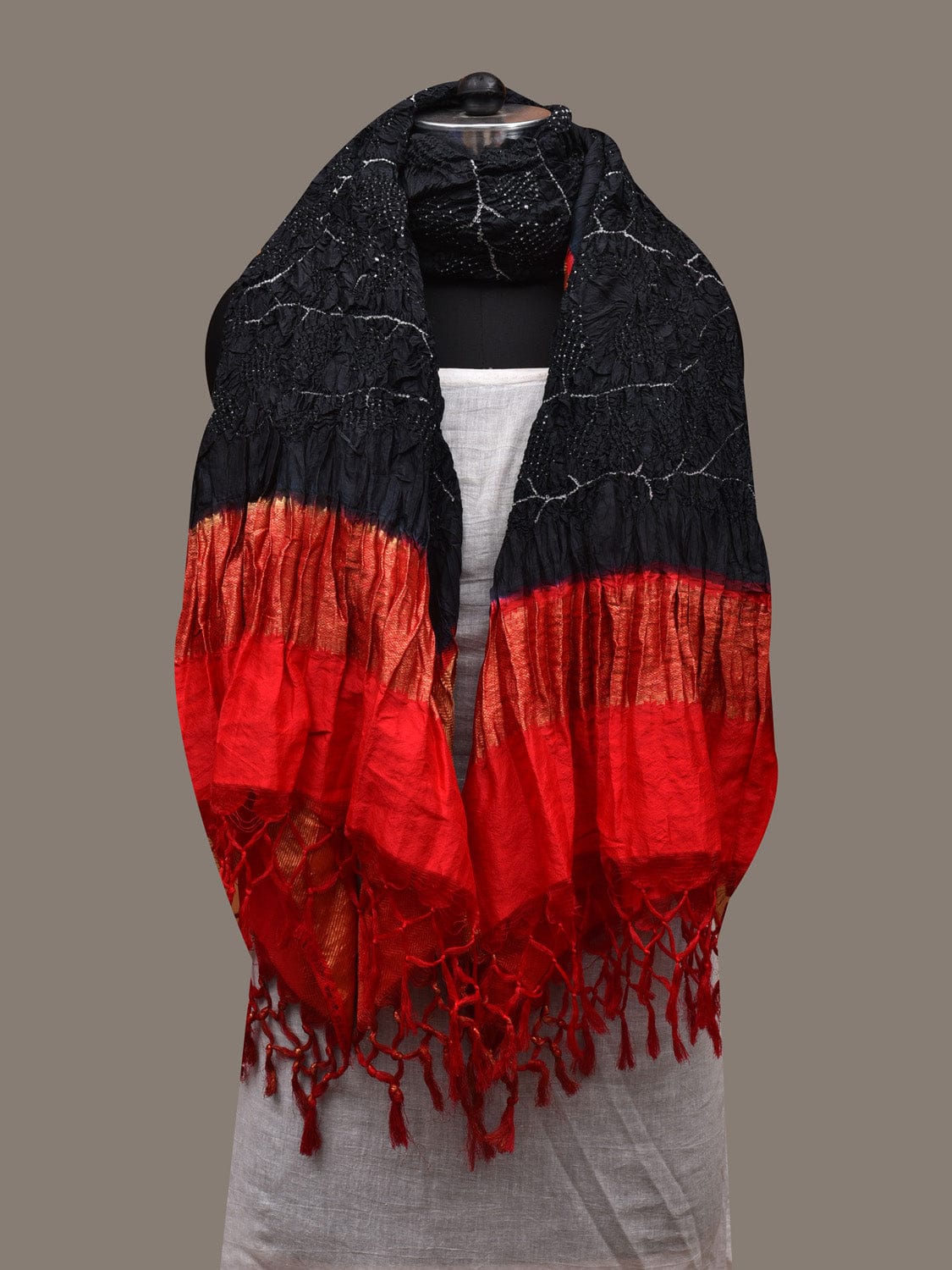 Black and Red Bandhani Kanchipuram Silk Handloom Dupatta with Leaves Design ds2849