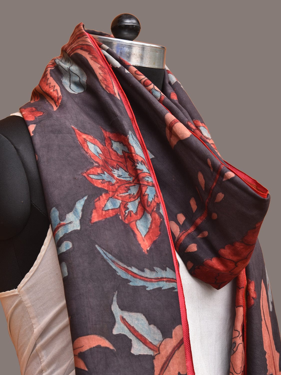 Black and Red Kalamkari Hand Painted Kancipuram Silk Handloom Dupatta with Floral Design ds3319