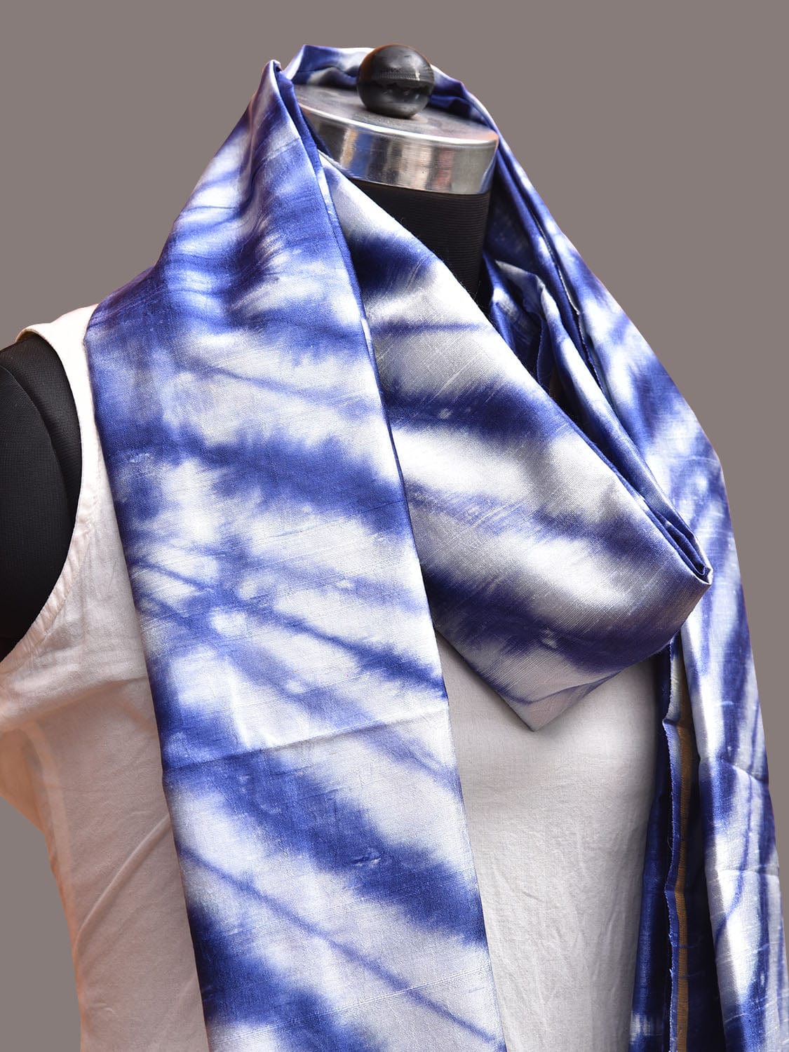 Blue and White Clamp Dyeing Cotton Silk Dupatta with Circular Design ds3666