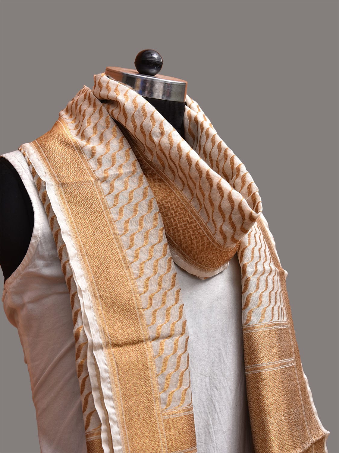 Cream Banaras Cotton Silk Dupatta with Diagonal Design ds3750