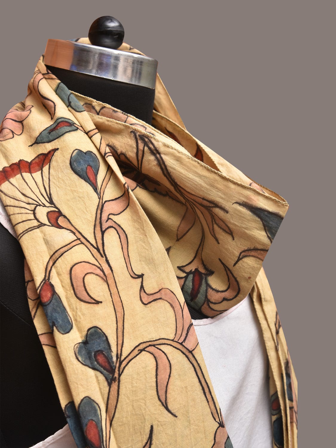 Cream Kalamkari Hand Painted Sico Stole with Floral Design ds3401