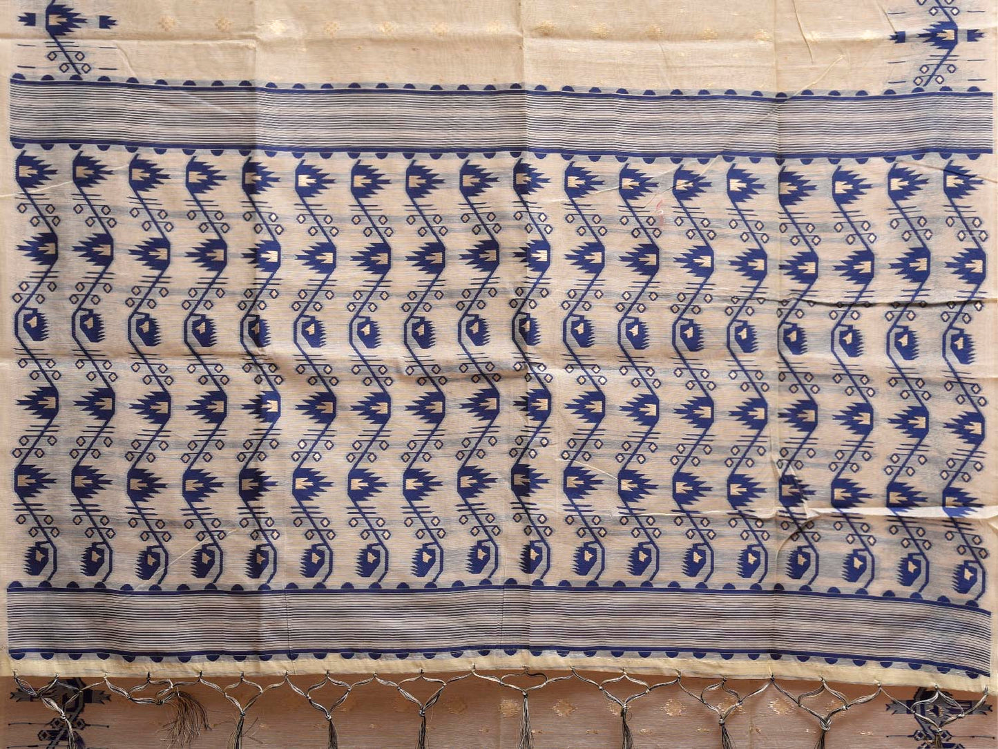 White and Blue Dhakai Jamdani Cotton Viscose Saree with Zig-Zag Border and Pallu Design dj0213