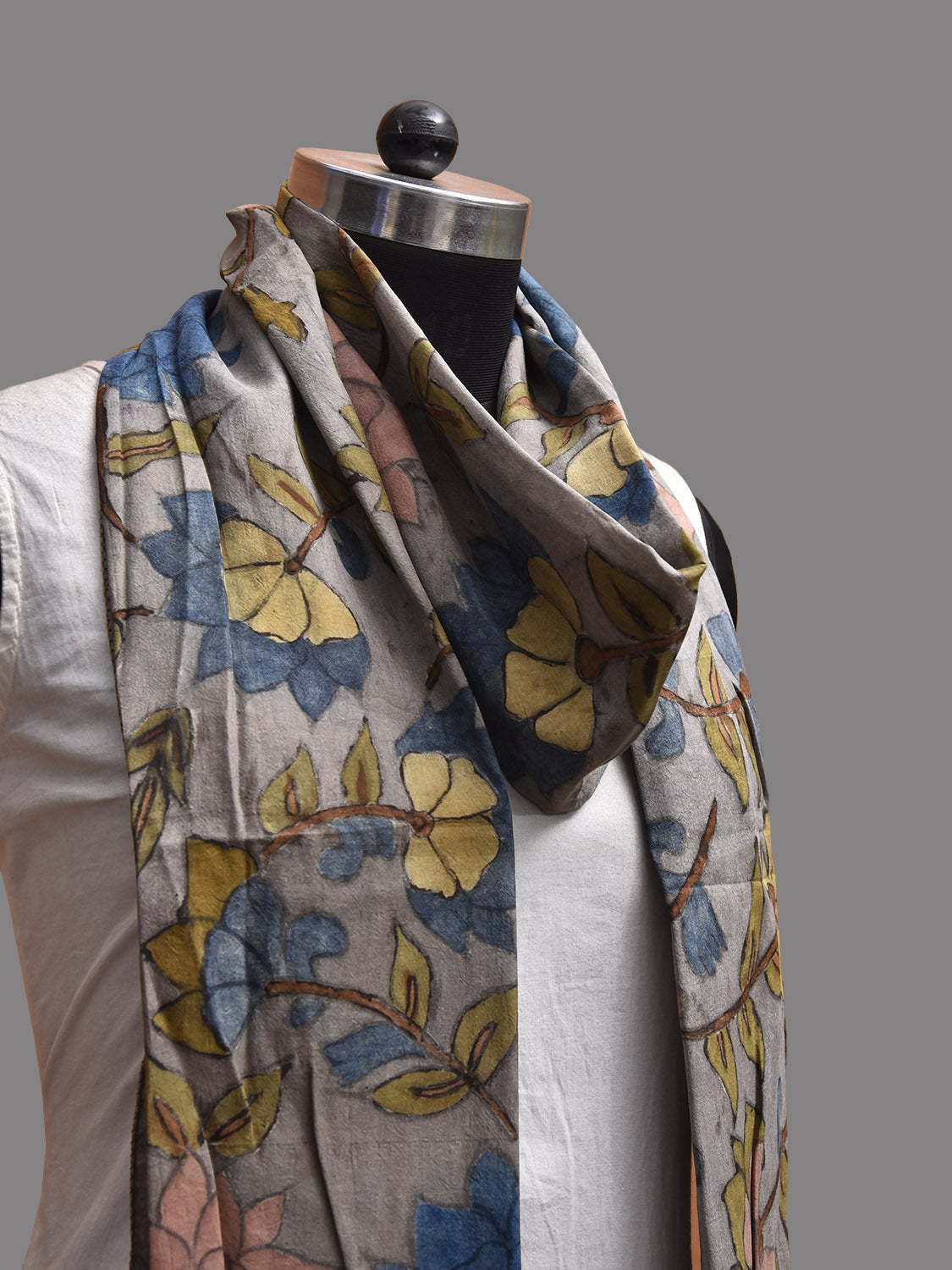 Light Grey Kalamkari Hand Painted Sico Stole with Floral Design ds3803