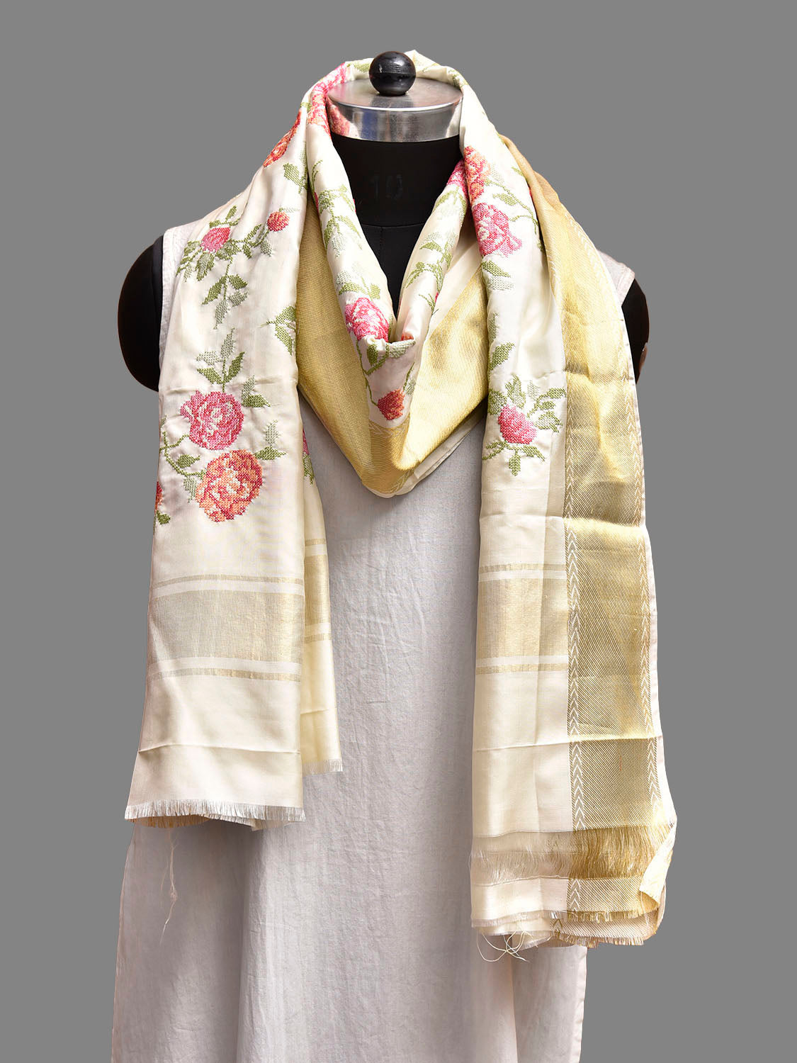 White Petite Embroidary Kanchipuram Silk Dupatta with Floral Design ds3867