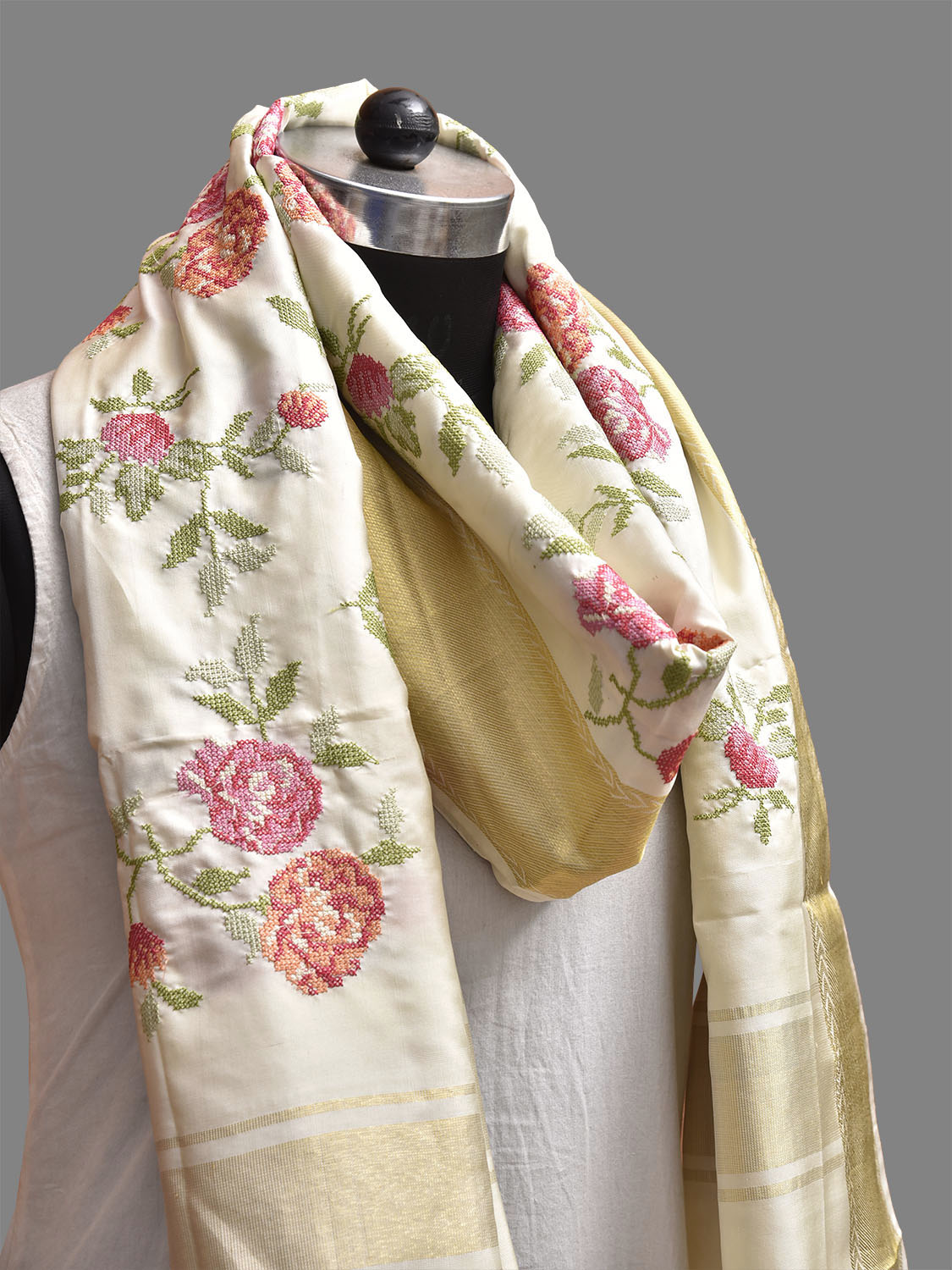 White Petite Embroidary Kanchipuram Silk Dupatta with Floral Design ds3867