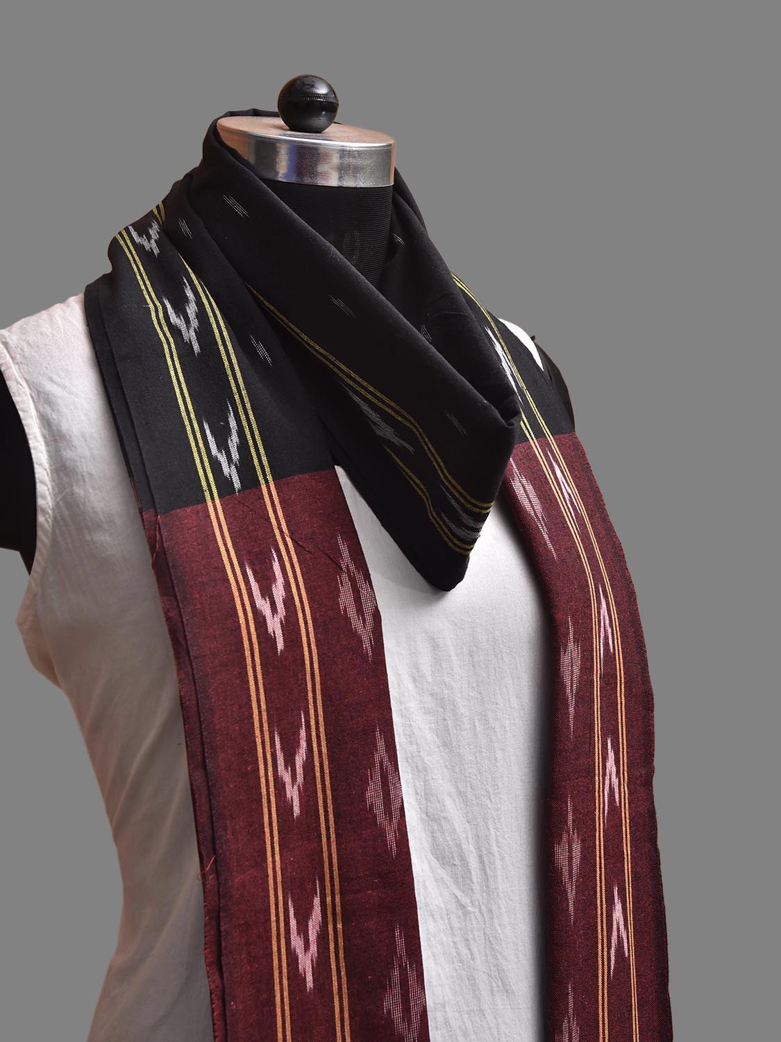 Black and Maroon Pochampally Ikat Cotton Handloom Dupatta with Buta Pallu Design ds3909