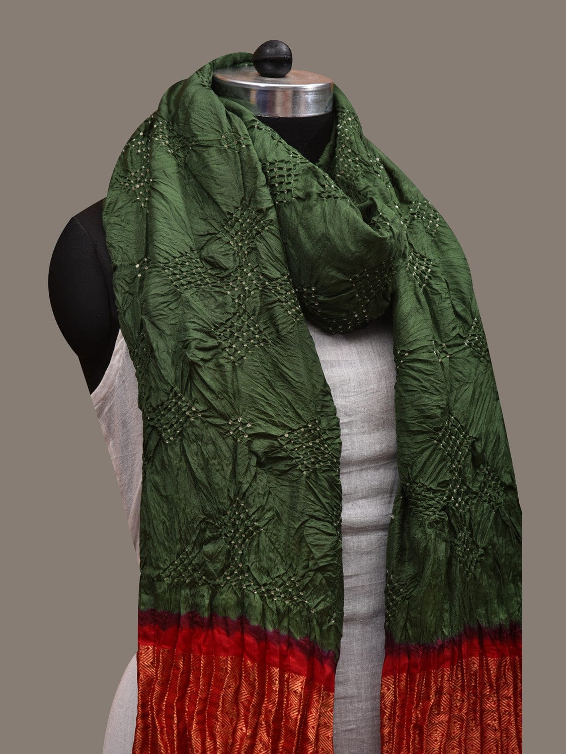 Green and Red Bandhani Kanchipuram Silk Handloom Dupatta with Border Design ds2920