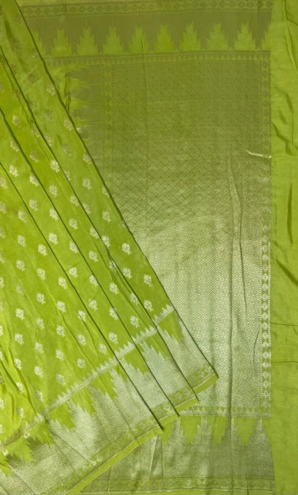 Green Banaras Munga Saree with Temple Border and Body Butta Design b0133ds