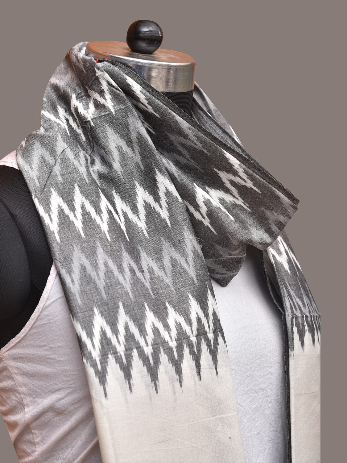 Grey Pochamaplly Ikat Cotton Handloom Stole with Zig-Zag Design ds3368